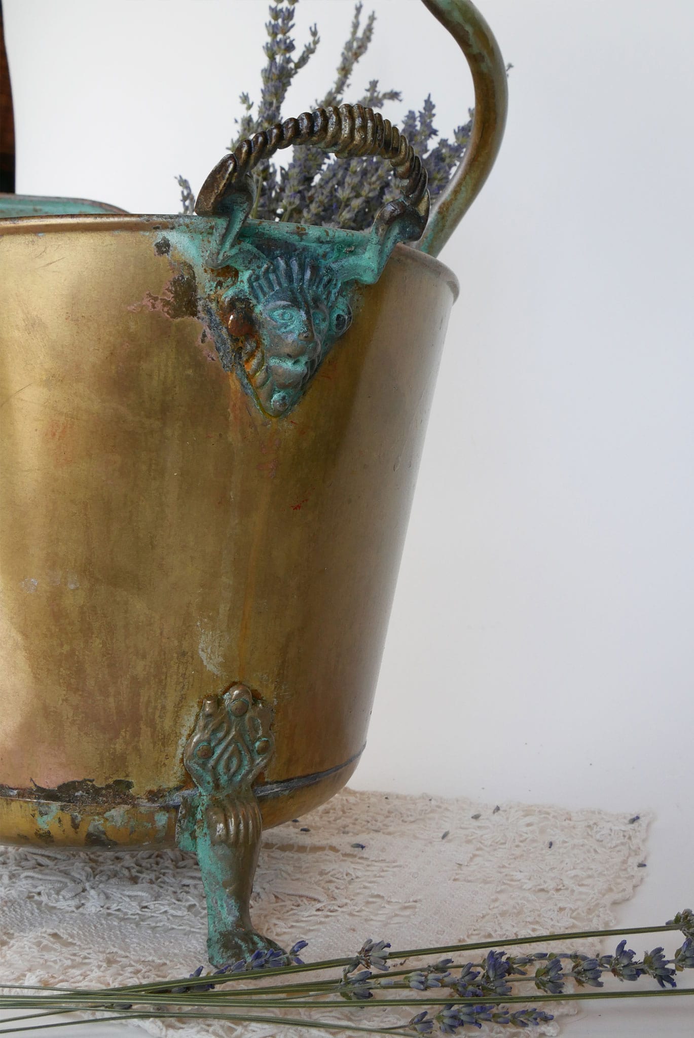 Vintage Brass Coal Scuttle, Lion Head Detail & Ceramic Handle, Antique Brass Coal Scuttle, Vintage Coal Bucket, Vintage Brass Bucket with Lion Heads