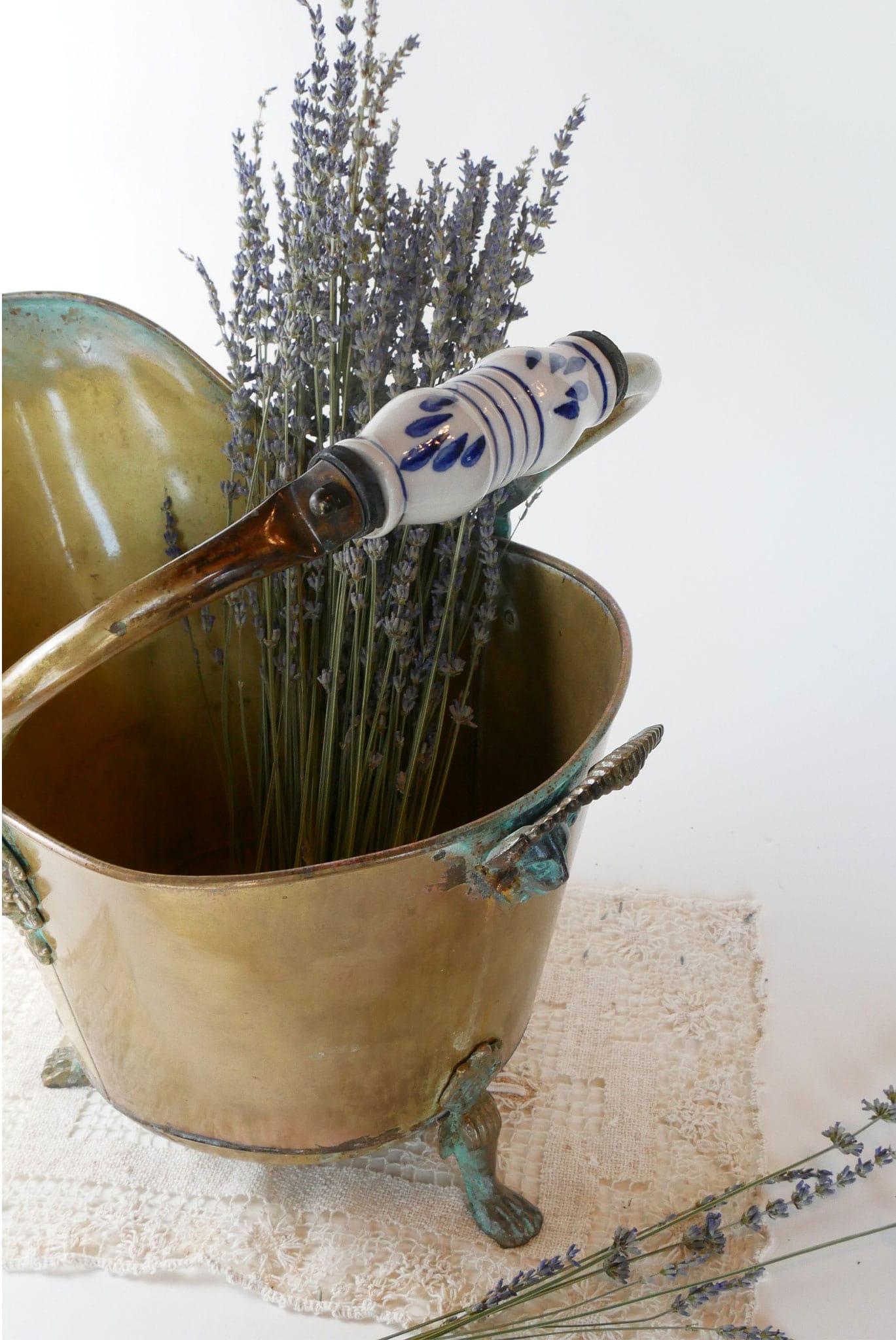 Vintage Brass Coal Scuttle, Lion Head Detail & Ceramic Handle, Antique Brass Coal Scuttle, Vintage Coal Bucket, Vintage Brass Bucket with Lion Heads