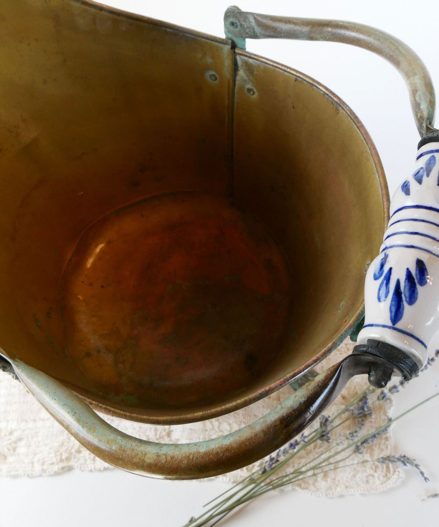 Vintage Brass Coal Scuttle, Lion Head Detail & Ceramic Handle, Antique Brass Coal Scuttle, Vintage Coal Bucket, Vintage Brass Bucket with Lion Heads