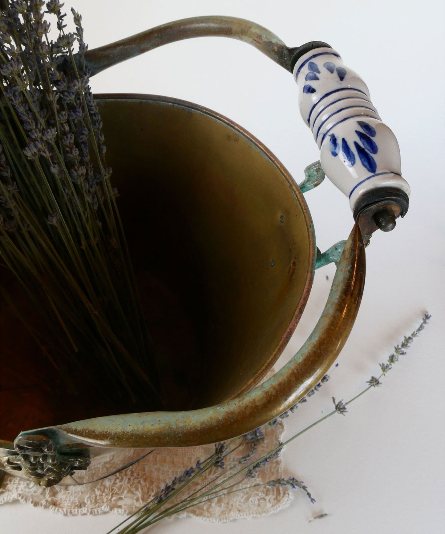 Vintage Brass Coal Scuttle, Lion Head Detail & Ceramic Handle, Antique Brass Coal Scuttle, Vintage Coal Bucket, Vintage Brass Bucket with Lion Heads