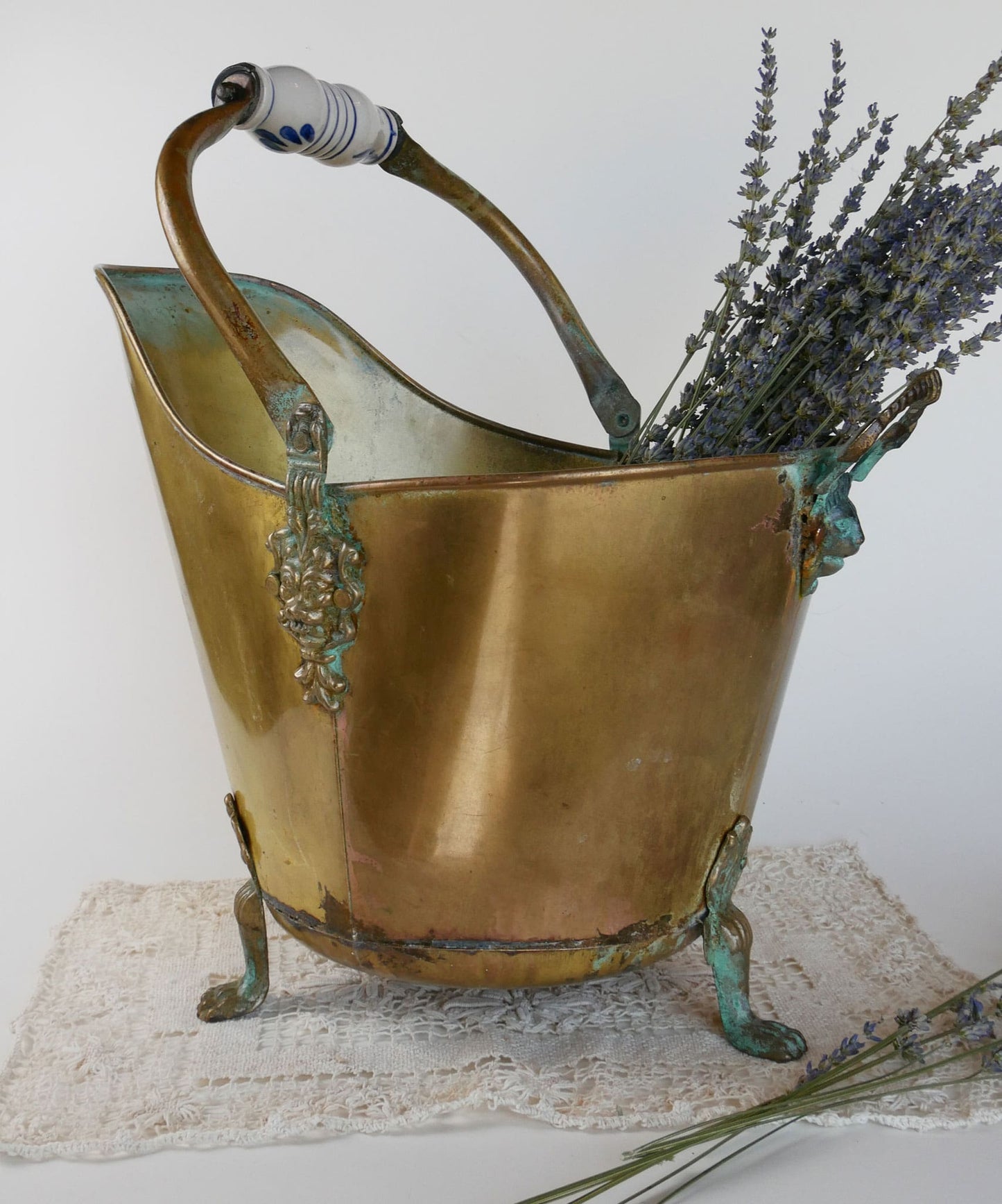 Vintage Brass Coal Scuttle, Lion Head Detail & Ceramic Handle, Antique Brass Coal Scuttle, Vintage Coal Bucket, Vintage Brass Bucket with Lion Heads
