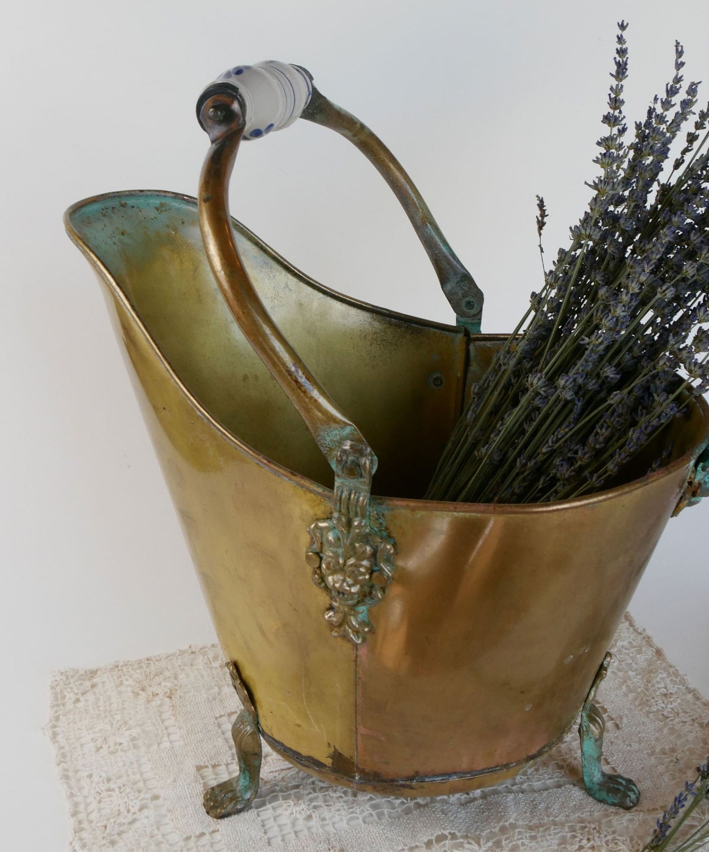 Vintage Brass Coal Scuttle, Lion Head Detail & Ceramic Handle, Antique Brass Coal Scuttle, Vintage Coal Bucket, Vintage Brass Bucket with Lion Heads
