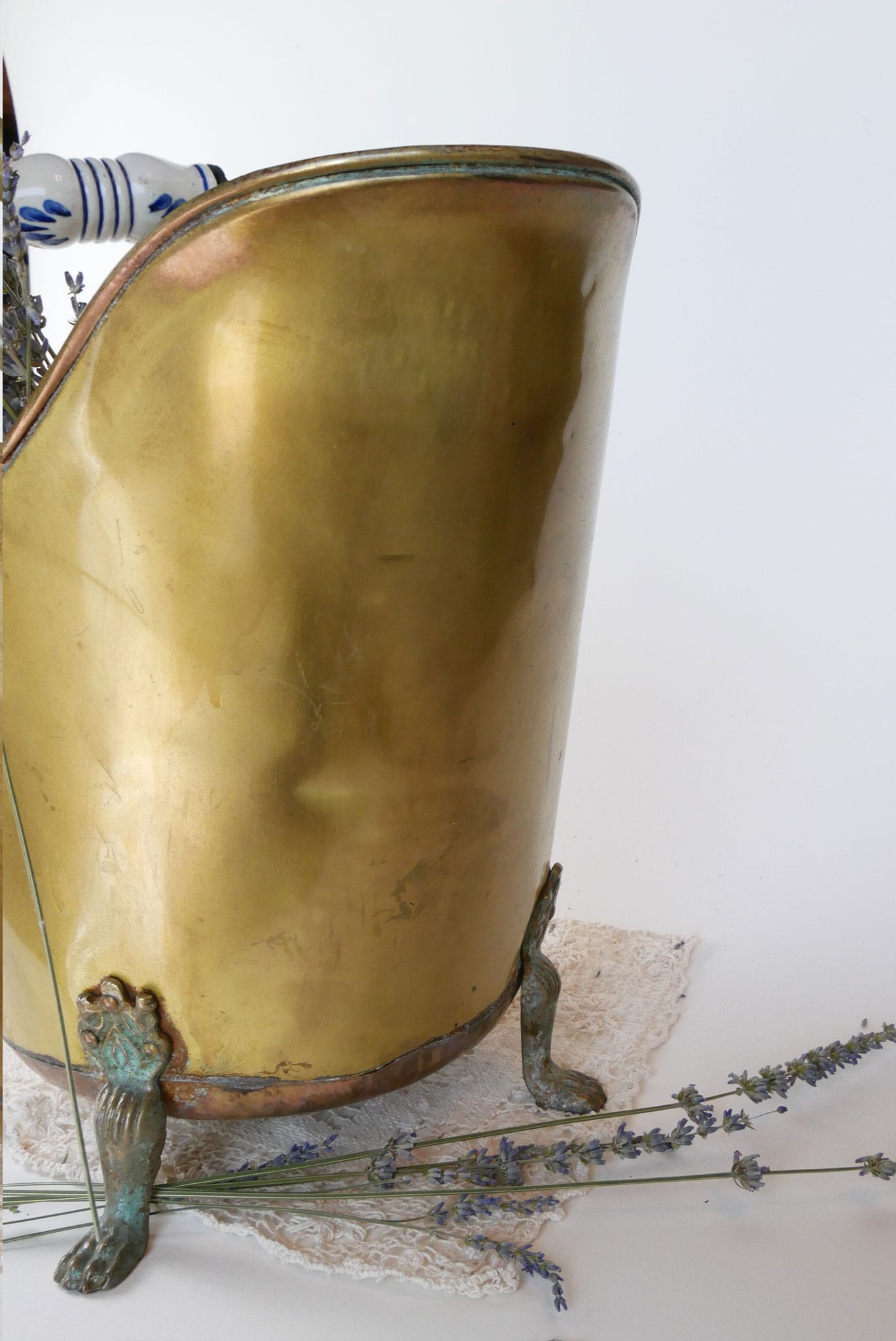 Vintage Brass Coal Scuttle, Lion Head Detail & Ceramic Handle, Antique Brass Coal Scuttle, Vintage Coal Bucket, Vintage Brass Bucket with Lion Heads