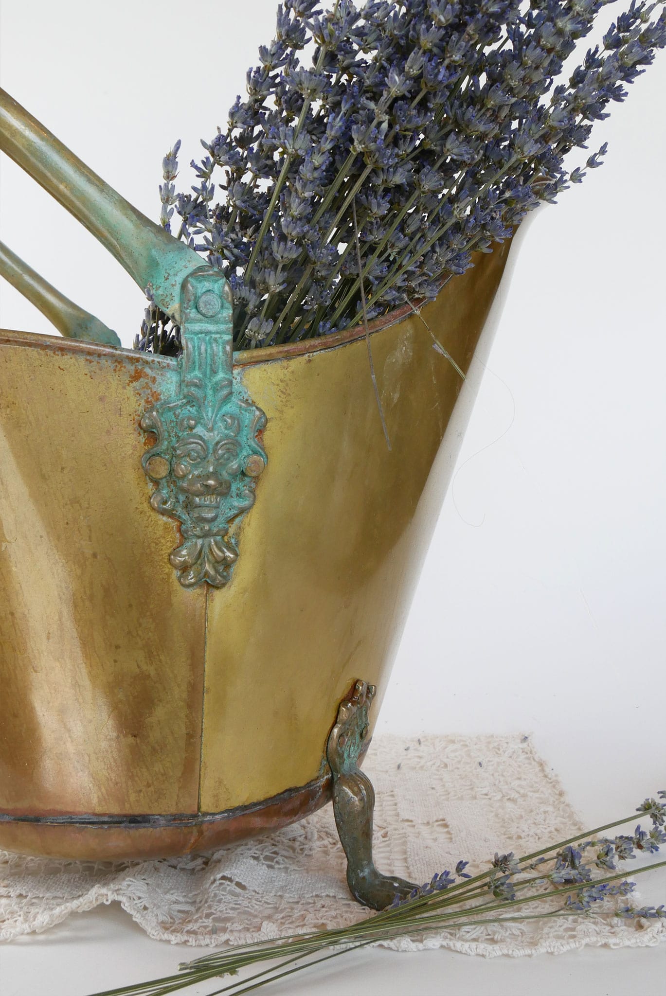 Vintage Brass Coal Scuttle, Lion Head Detail & Ceramic Handle, Antique Brass Coal Scuttle, Vintage Coal Bucket, Vintage Brass Bucket with Lion Heads