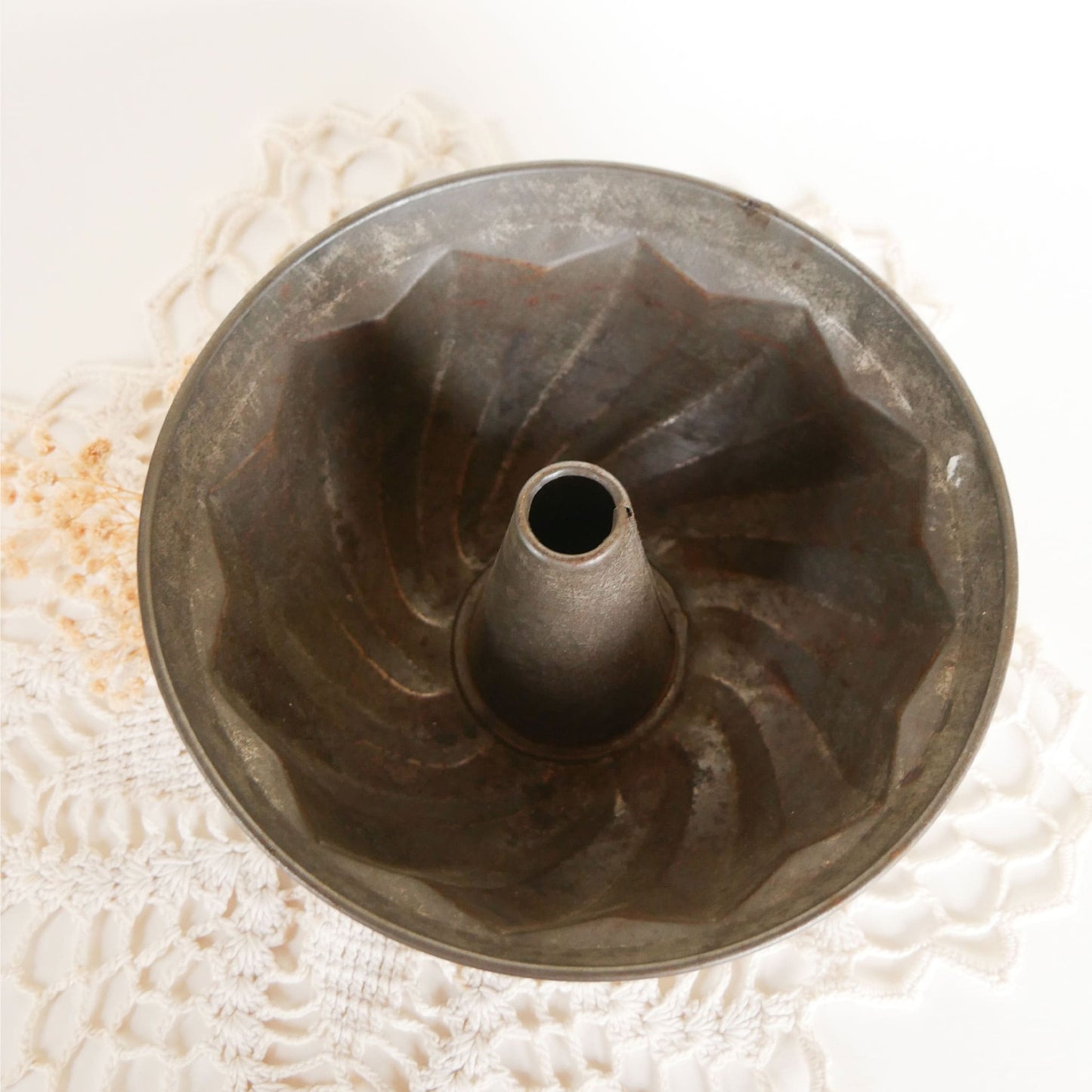 Vintage 7.5in Metal Bundt Pan