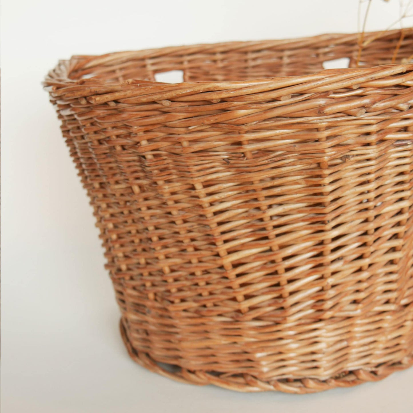 Large Vintage Flat Back Wicker Basket, Vintage Farmhouse Wicker Basket, Vintage Farmhouse Basket, Vintage Wicker Hanging Basket