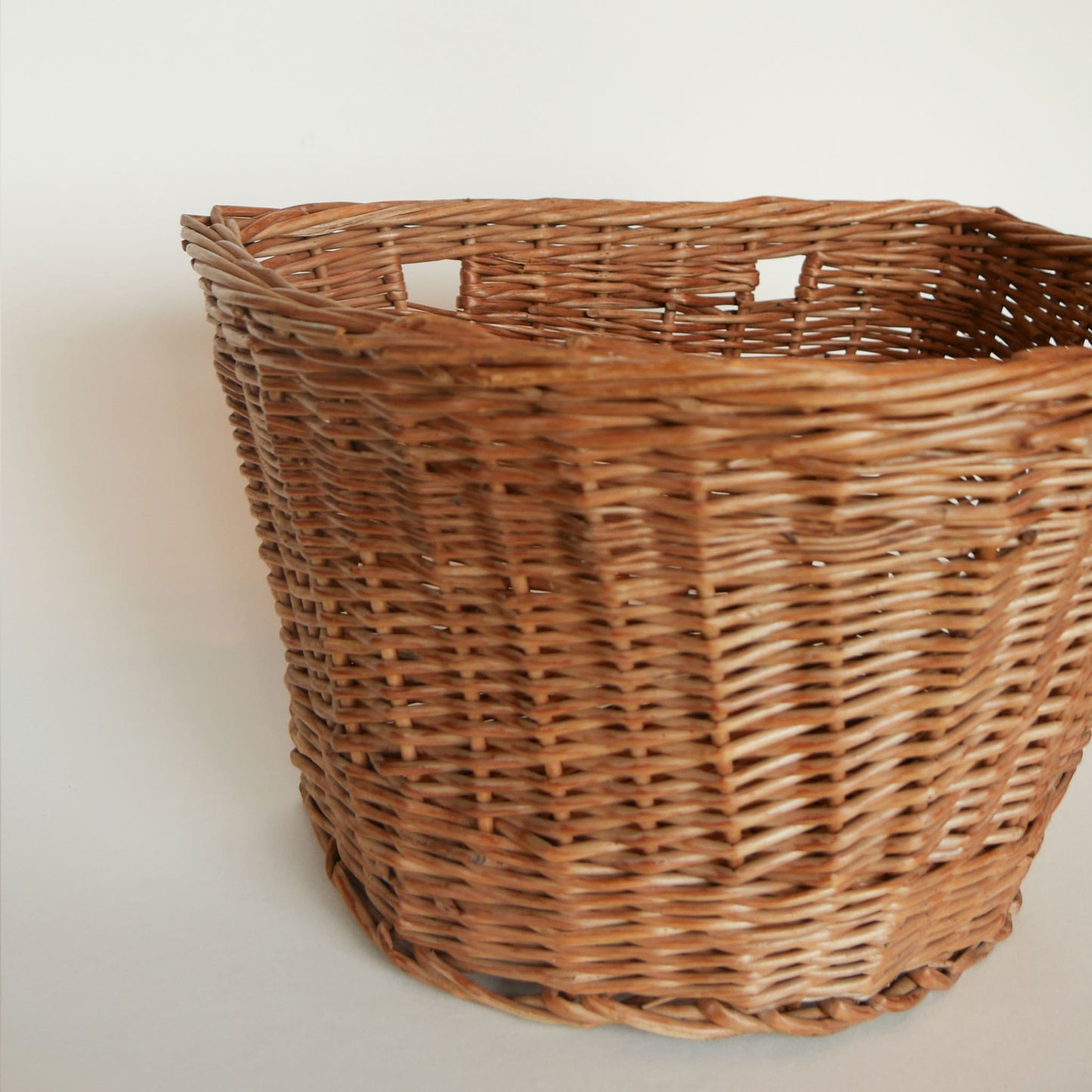 Large Vintage Flat Back Wicker Basket, Vintage Farmhouse Wicker Basket, Vintage Farmhouse Basket, Vintage Wicker Hanging Basket