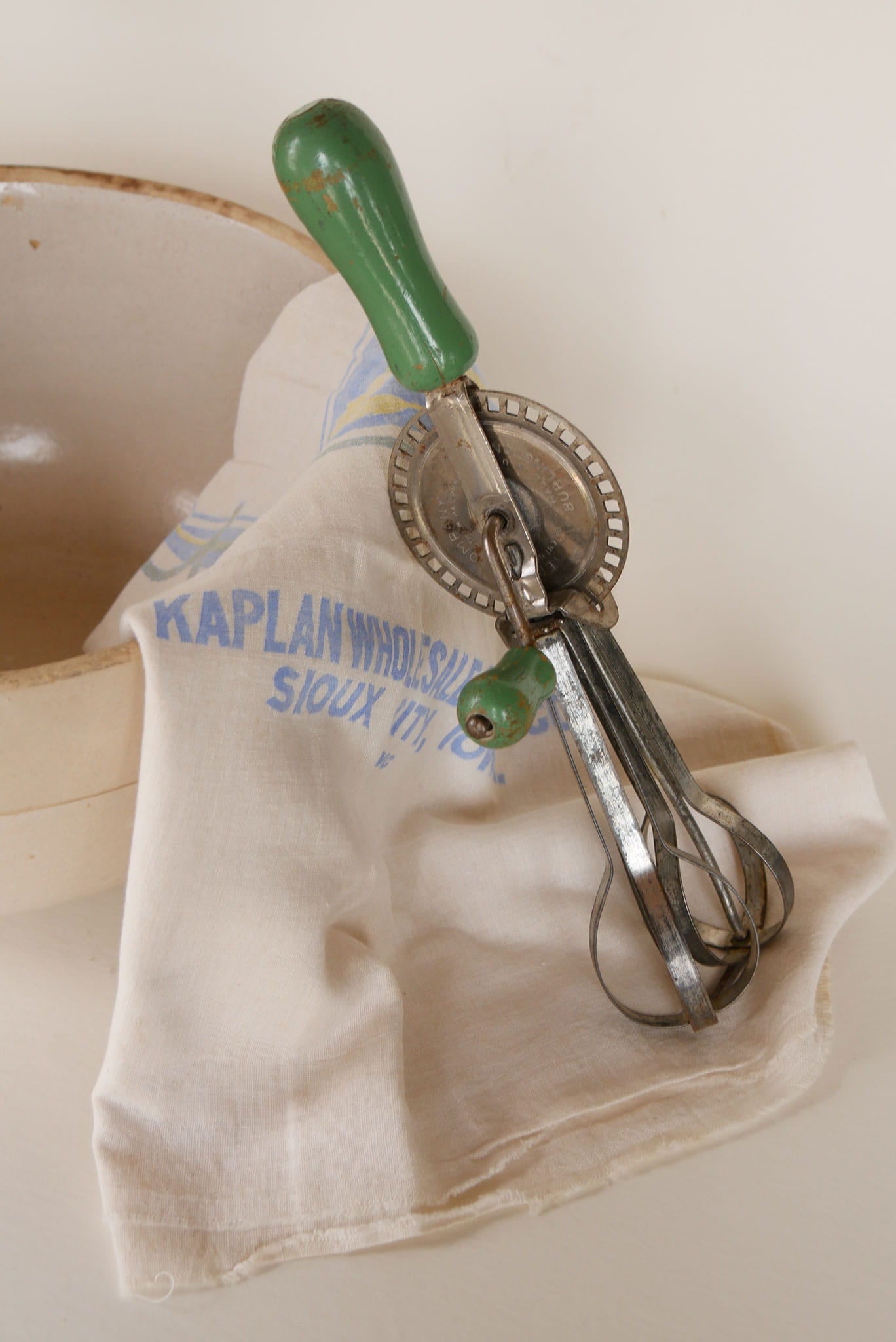 Vintage Handheld Mixer with Green Handles, Country Kitchen Utensils, Vintage Green Kitchen Utensils, Vintage REtro Green Kitchen, Vintage Egg Mixer, Vintage Green Handle Egg Mixer