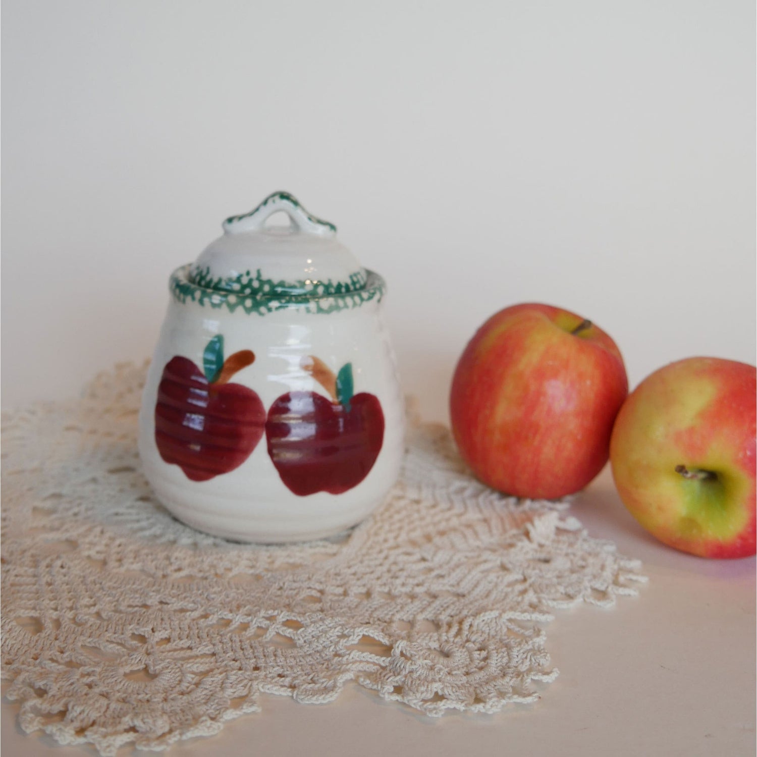 Vintage Handpainted Apple Sigar Dish with Lid Vintage Country Apple Stoneware Vintage Coutnry Apple Jar with Lid
