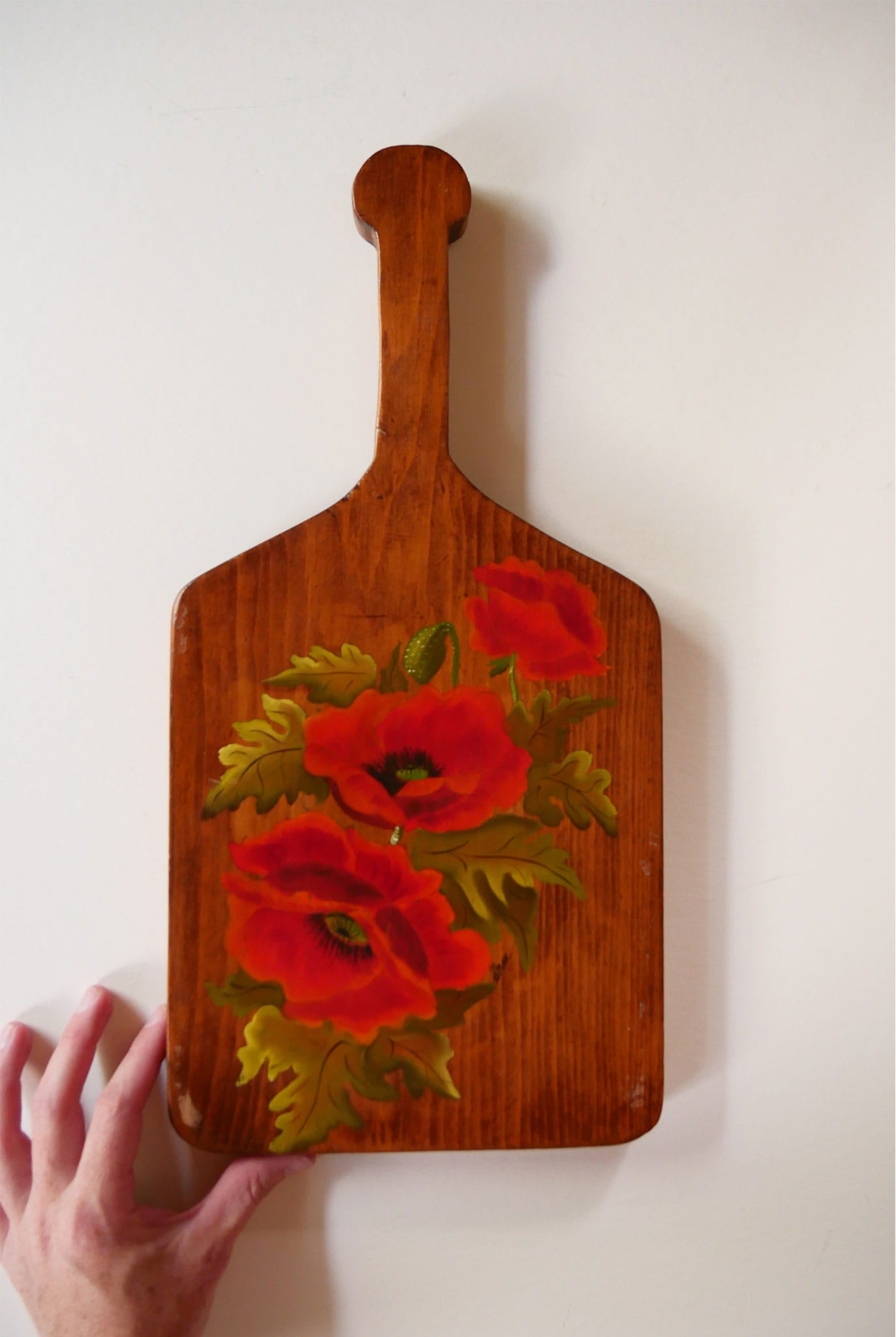 Vintage Handpainted Poppy on Wood Cutting Board, Floral Painted Wood Wall DEcor, Vintage Poppy Painting, Vintage Red Floral Wall Decor, Handpainted Cutting Board Floral