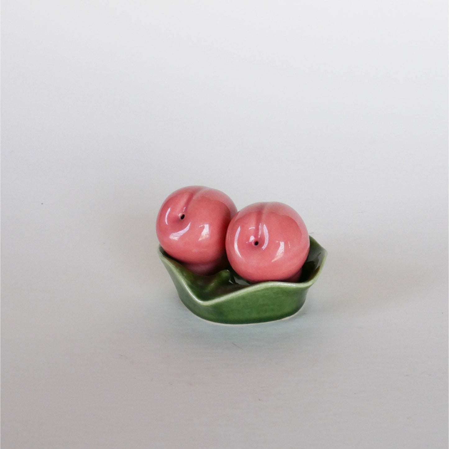 Vintage Peach Salt and Pepper Shakers, Vintage Fruit Salt Pepper Shakers, Vintage Peach Shakers, Vintage Kitchen Fruit, Vintage Shakers, Vintage Kitchen Decor