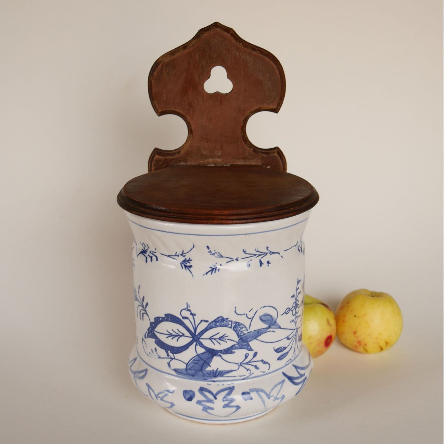 Vintage Blue and White Salt Box, Blue Onion Salt Box, Vintage Salt Box, Vintage Salt Cellar