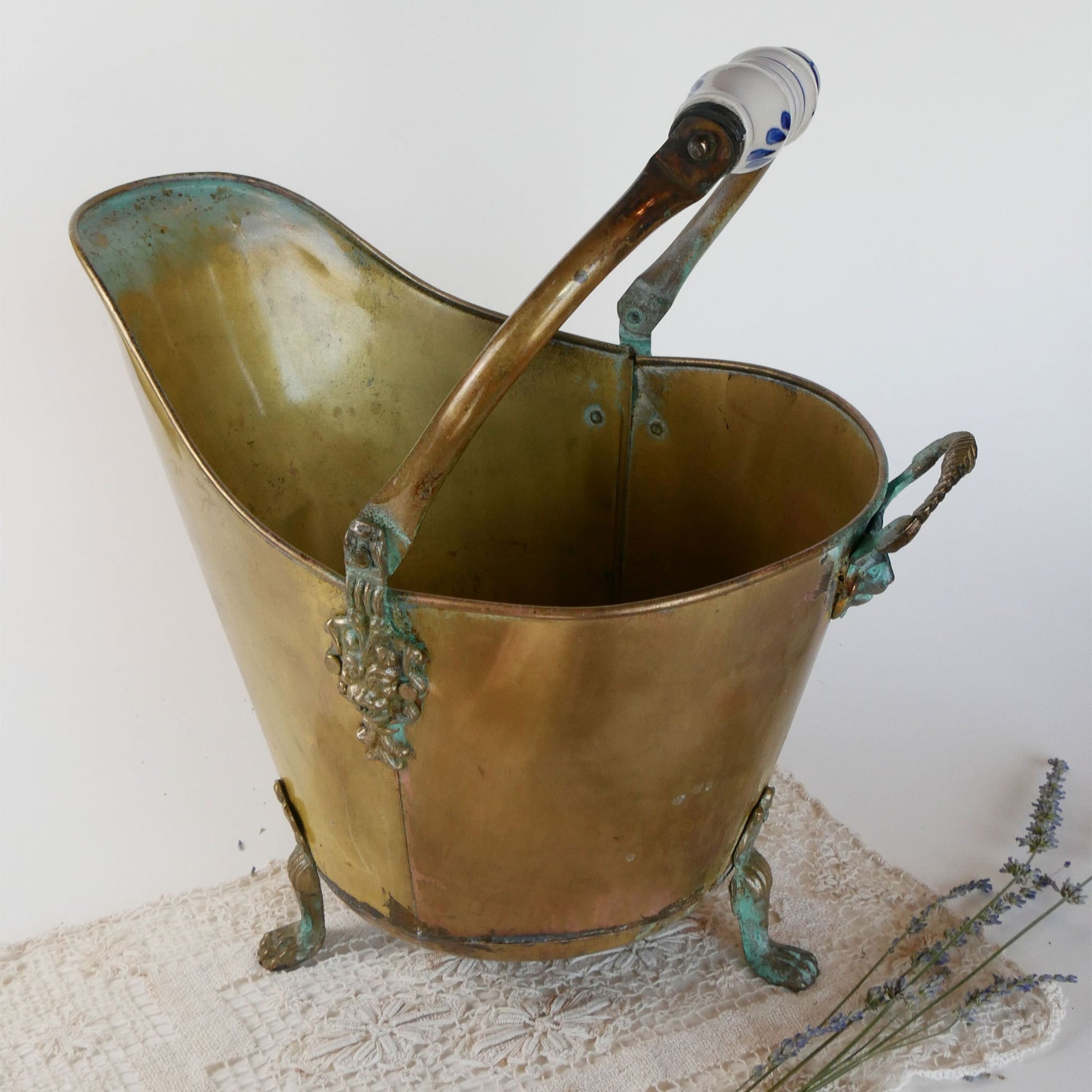 Vintage Brass Coal Scuttle, Lion Head Detail & Ceramic Handle, Antique Brass Coal Scuttle, Vintage Coal Bucket, Vintage Brass Bucket with Lion Heads