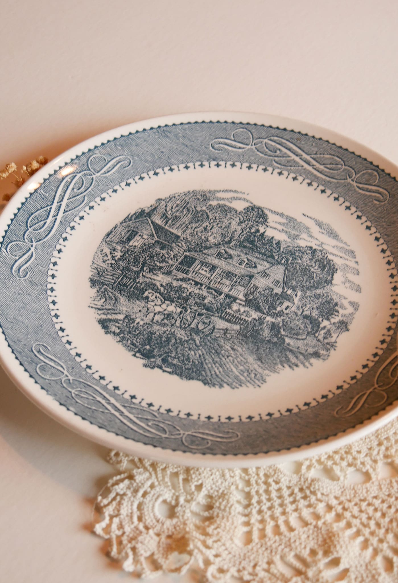 Vintage Currier & Ives Anchor Hocking 10in Dinner Plate