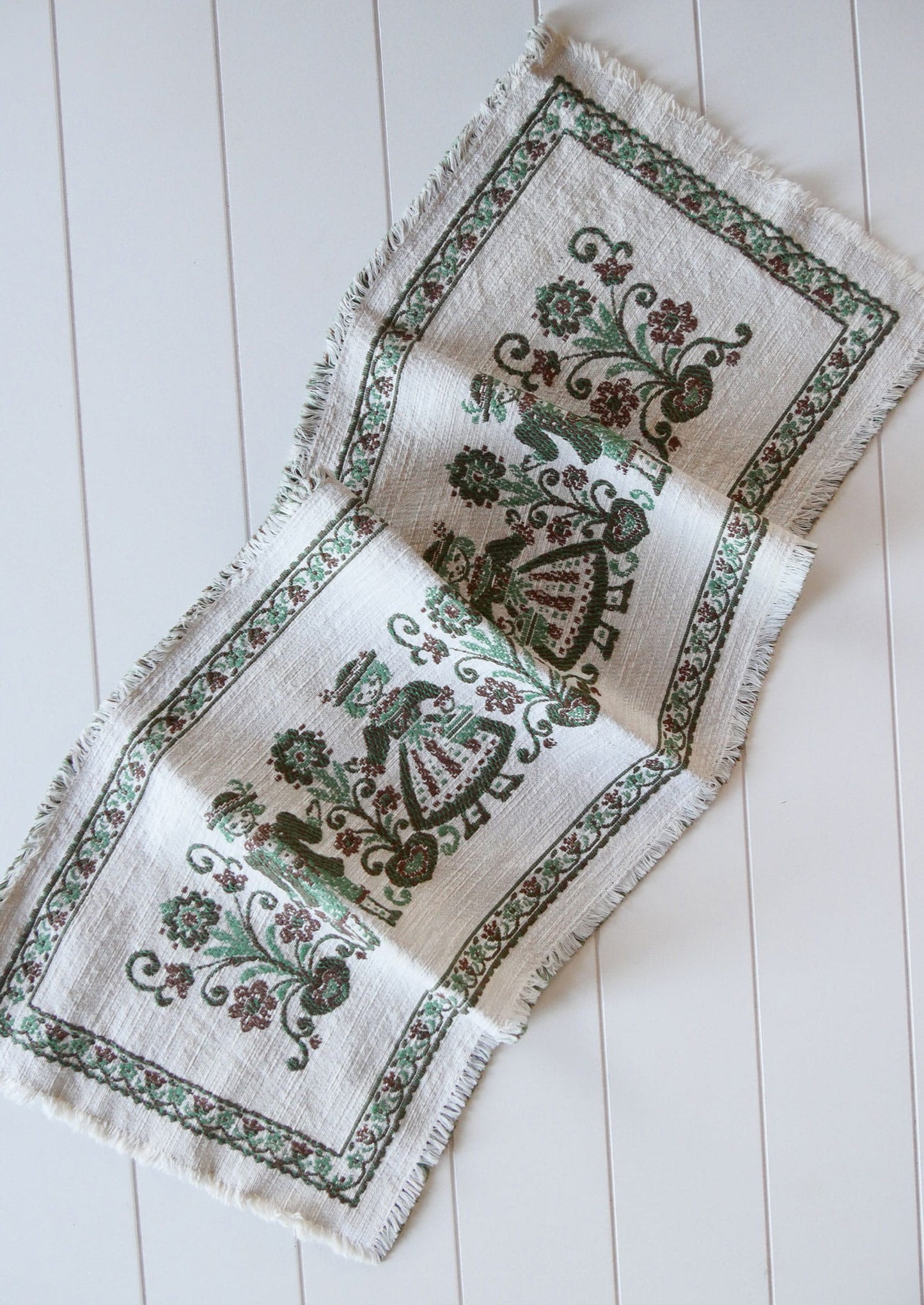 Dutch Boy and Girl Scene Table Runner, FOlk Table Runner, Green and White Folk Runner, Vintage Folk Decor, Vintage Kitchen DEcor