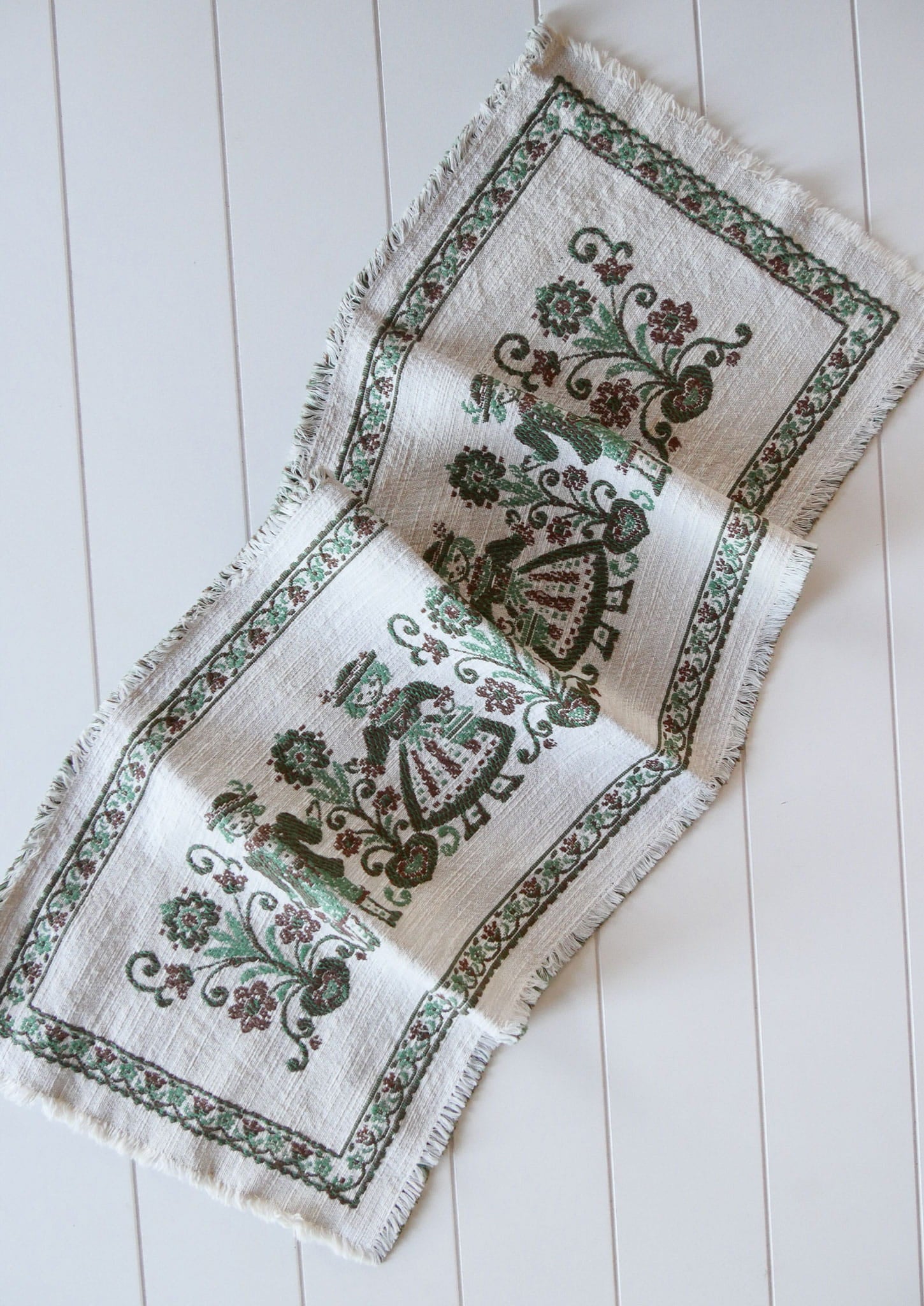 Dutch Boy and Girl Scene Table Runner, FOlk Table Runner, Green and White Folk Runner, Vintage Folk Decor, Vintage Kitchen DEcor