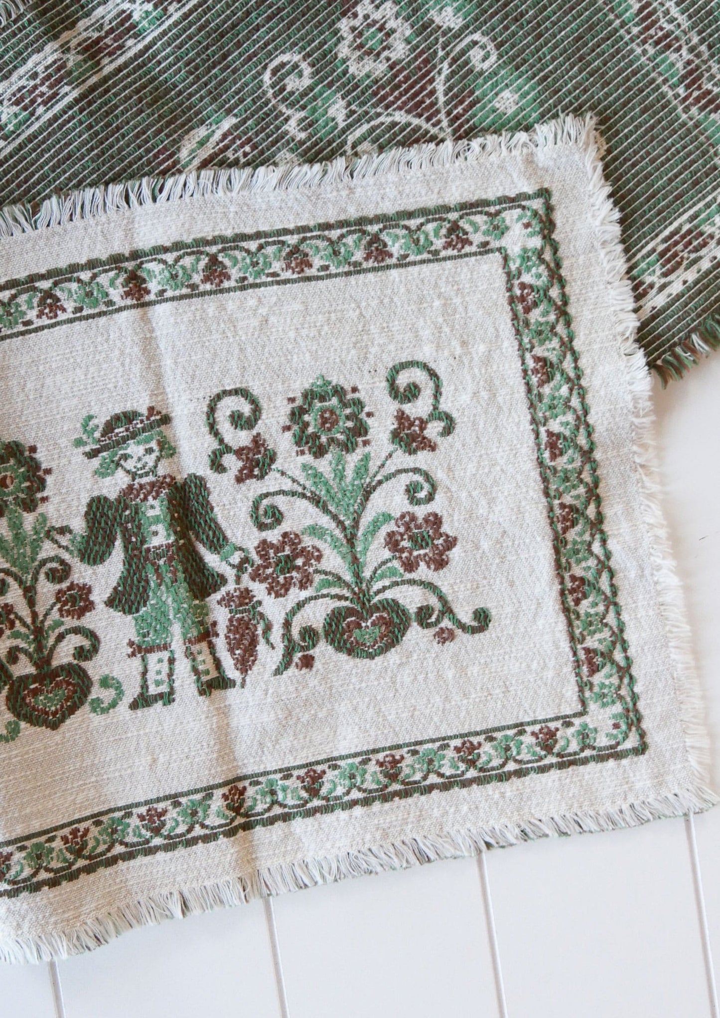 Dutch Boy and Girl Scene Table Runner, FOlk Table Runner, Green and White Folk Runner, Vintage Folk Decor, Vintage Kitchen DEcor