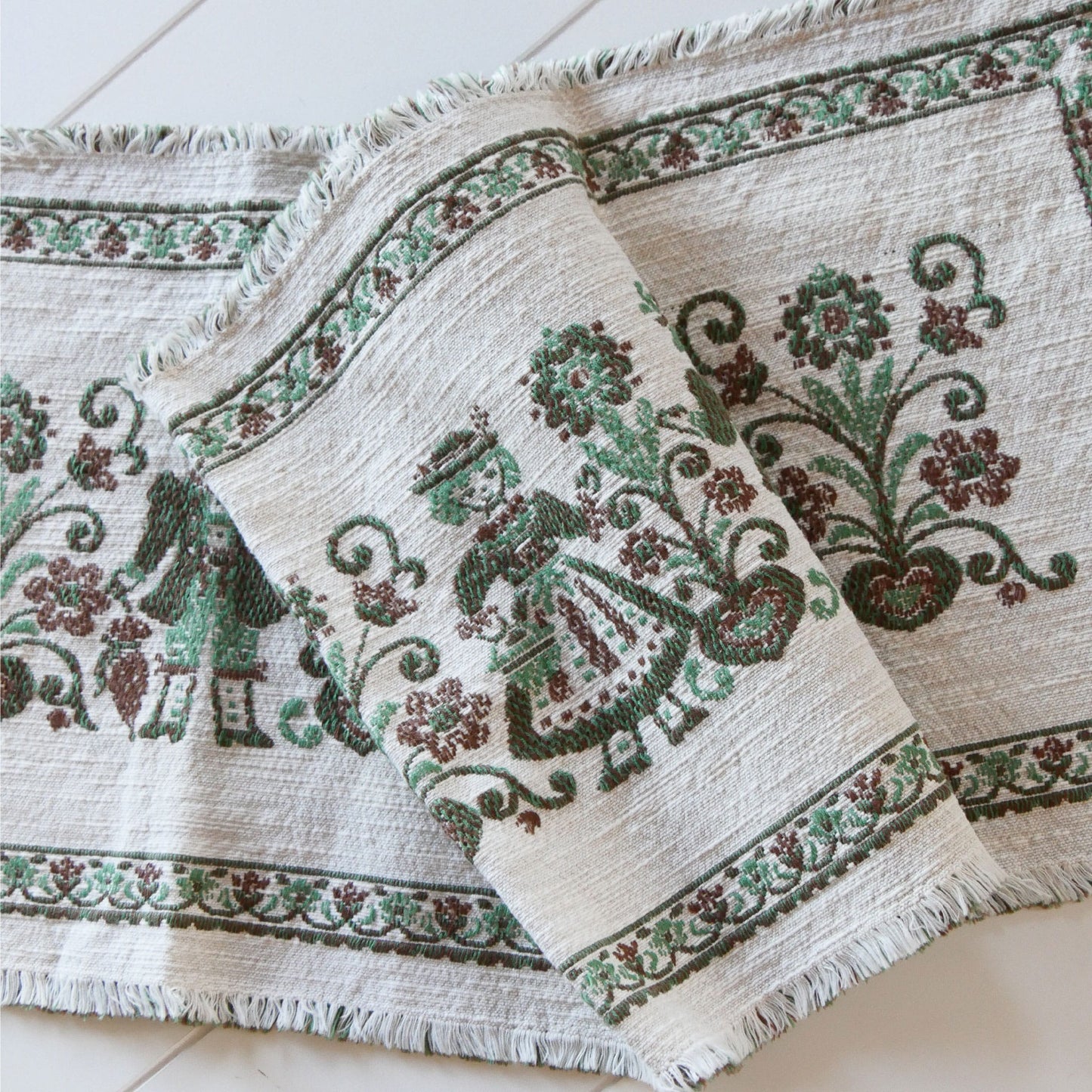 Dutch Boy and Girl Scene Table Runner, FOlk Table Runner, Green and White Folk Runner, Vintage Folk Decor, Vintage Kitchen DEcor
