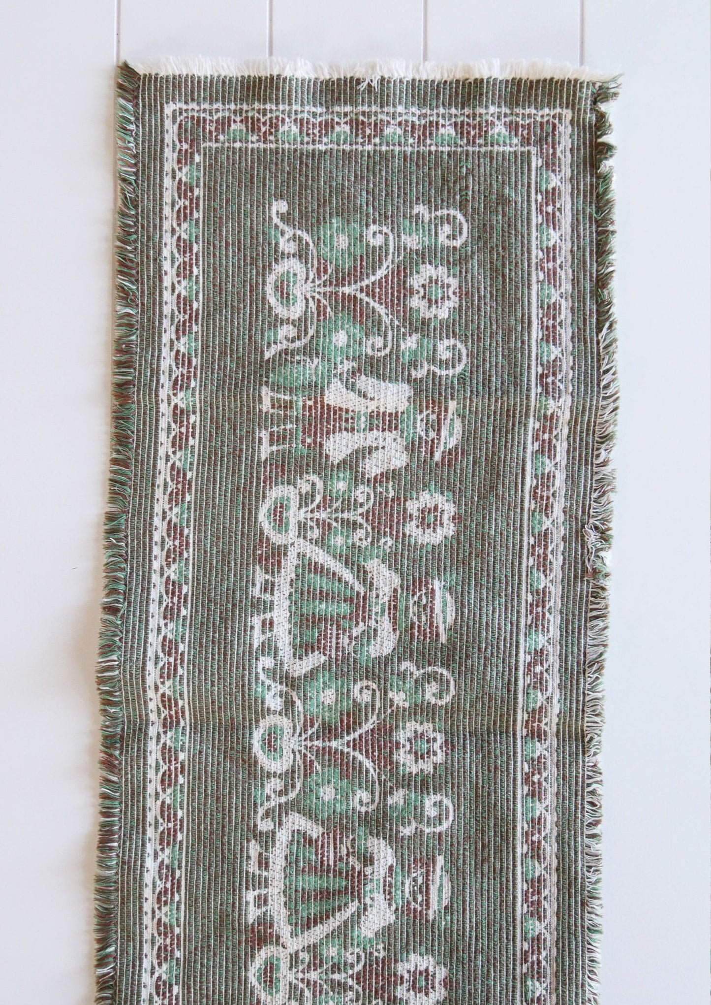 Dutch Boy and Girl Scene Table Runner, FOlk Table Runner, Green and White Folk Runner, Vintage Folk Decor, Vintage Kitchen DEcor