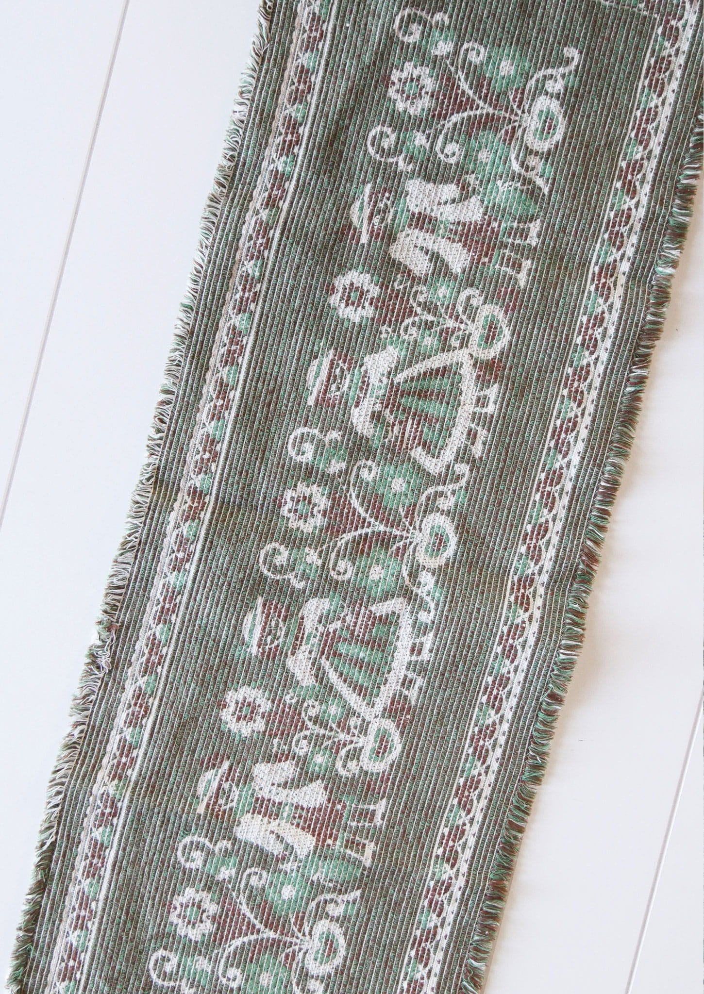 Dutch Boy and Girl Scene Table Runner, FOlk Table Runner, Green and White Folk Runner, Vintage Folk Decor, Vintage Kitchen DEcor