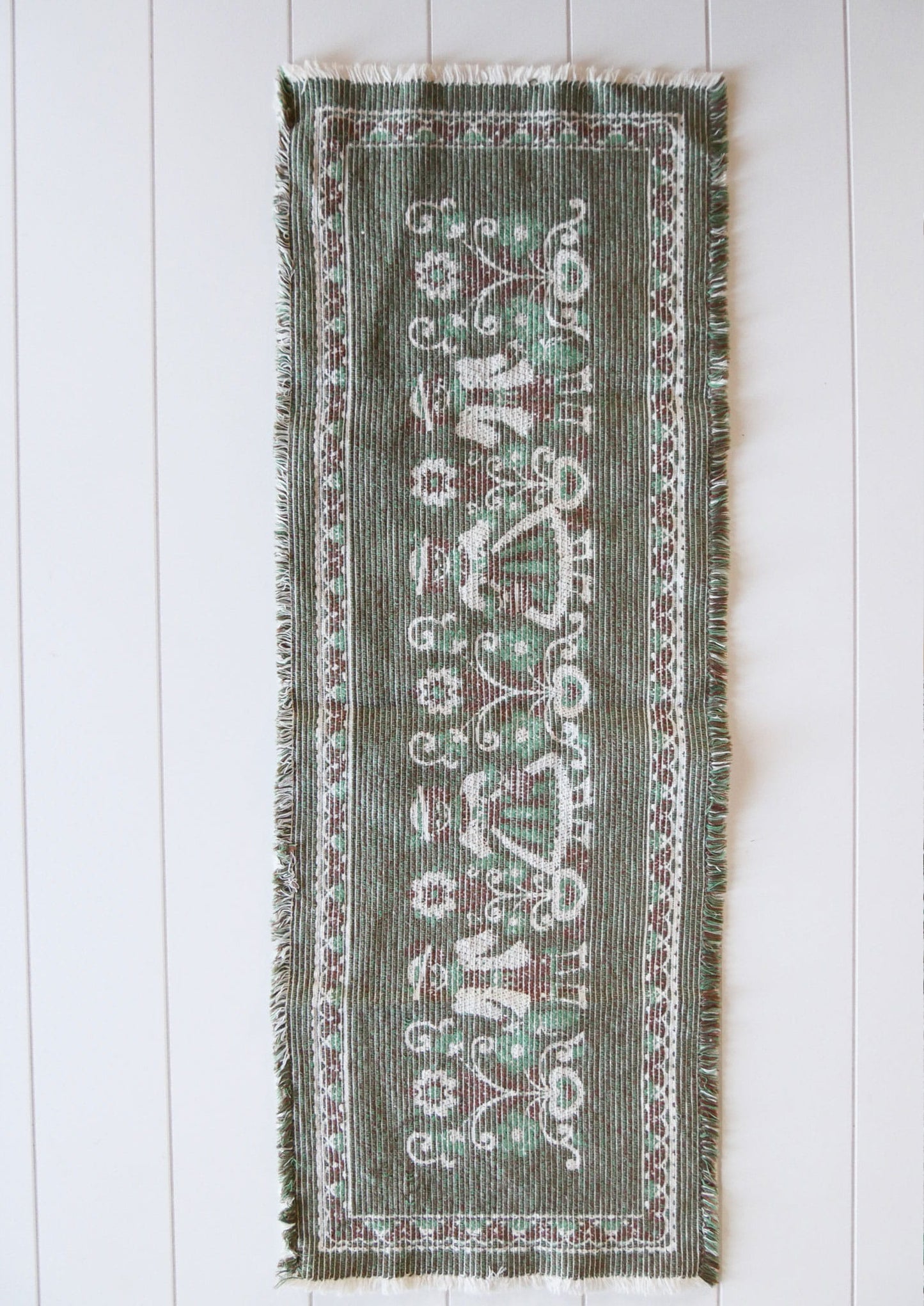 Dutch Boy and Girl Scene Table Runner, FOlk Table Runner, Green and White Folk Runner, Vintage Folk Decor, Vintage Kitchen DEcor