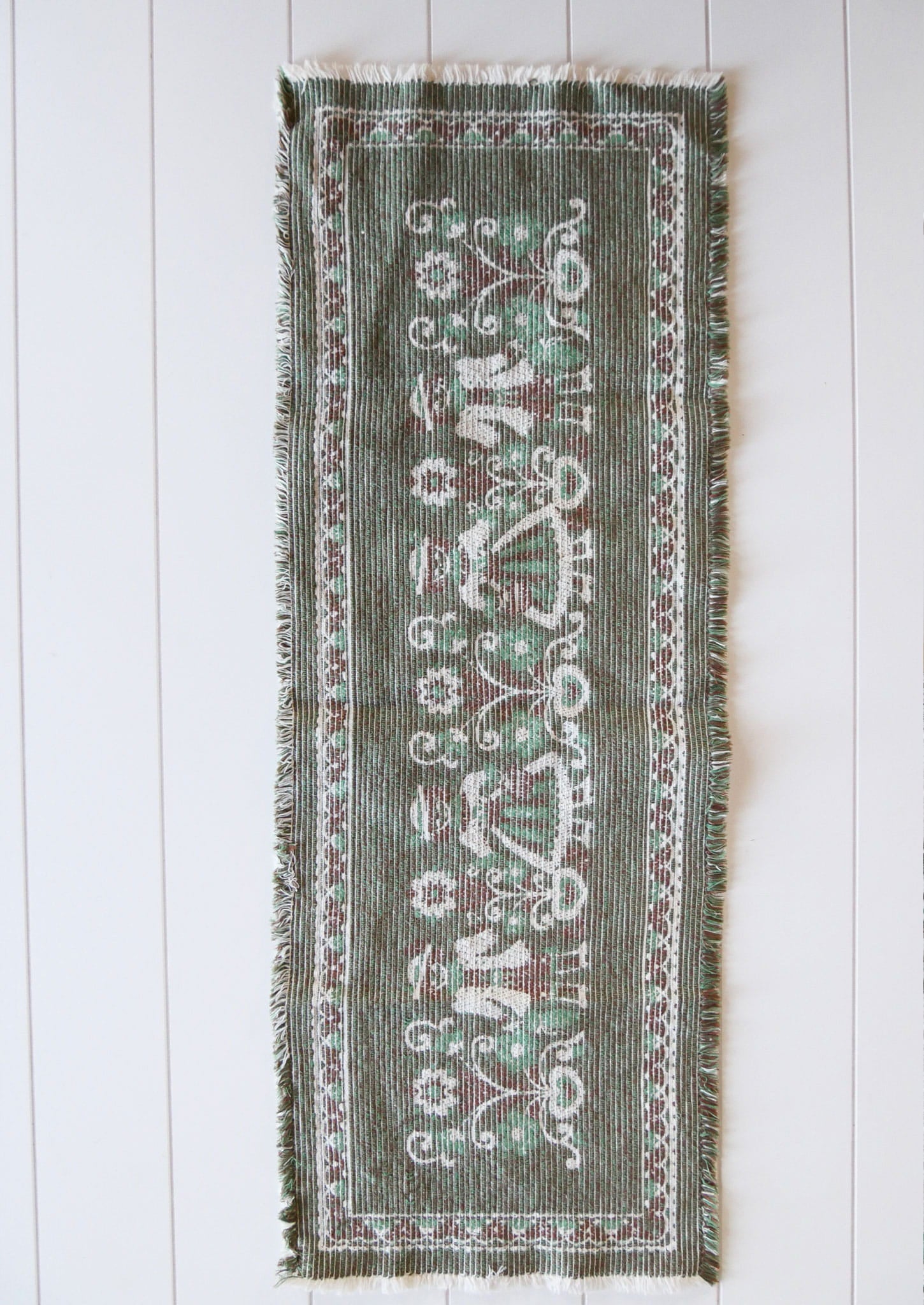 Dutch Boy and Girl Scene Table Runner, FOlk Table Runner, Green and White Folk Runner, Vintage Folk Decor, Vintage Kitchen DEcor