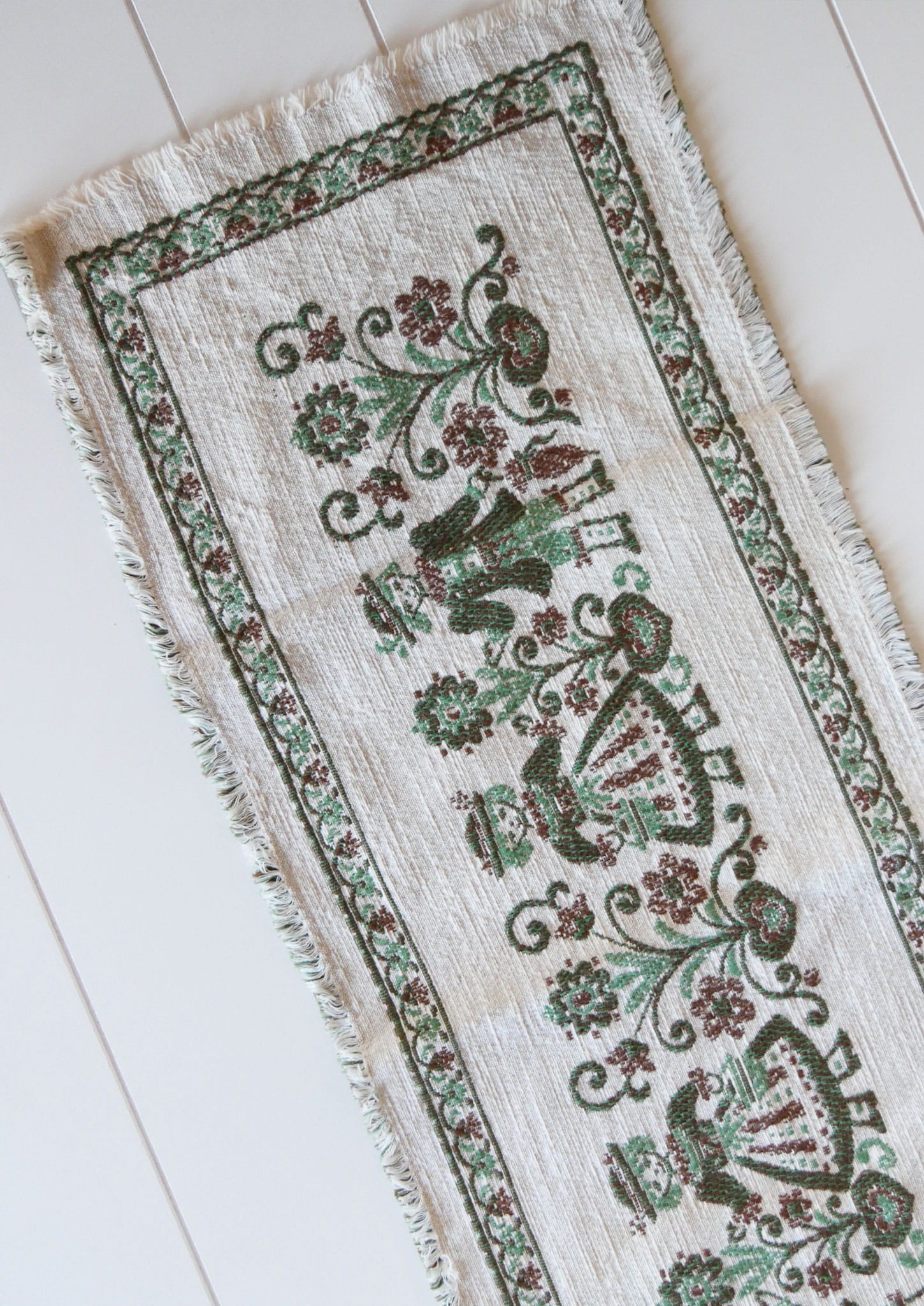 Dutch Boy and Girl Scene Table Runner, FOlk Table Runner, Green and White Folk Runner, Vintage Folk Decor, Vintage Kitchen DEcor