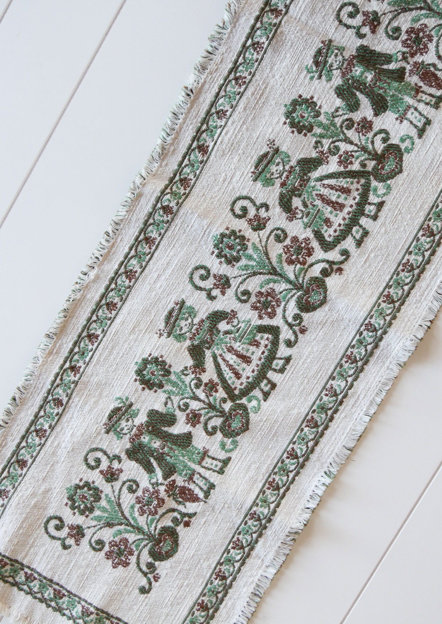 Dutch Boy and Girl Scene Table Runner, FOlk Table Runner, Green and White Folk Runner, Vintage Folk Decor, Vintage Kitchen DEcor