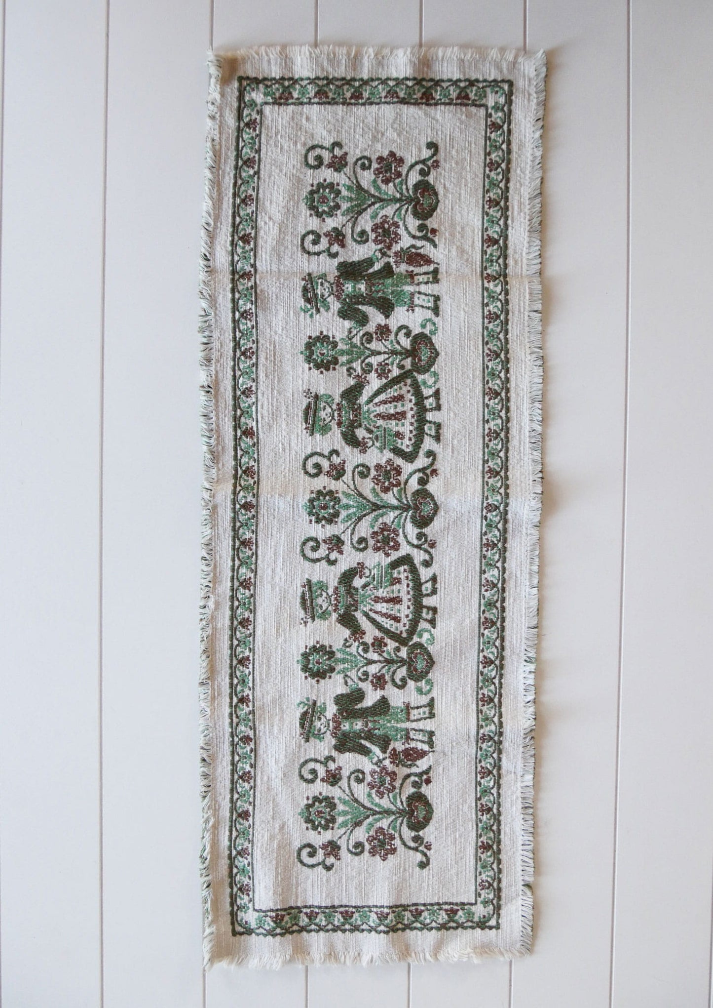 Dutch Boy and Girl Scene Table Runner, FOlk Table Runner, Green and White Folk Runner, Vintage Folk Decor, Vintage Kitchen DEcor