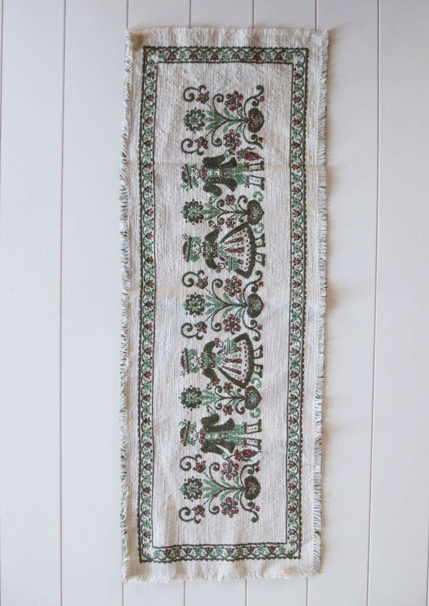 Dutch Boy and Girl Scene Table Runner, FOlk Table Runner, Green and White Folk Runner, Vintage Folk Decor, Vintage Kitchen DEcor