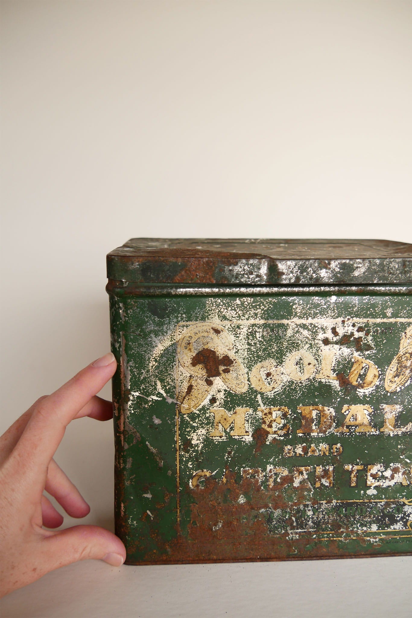 Large Vintage Gold Metal Garden Teas Green Tin, Vintage TEa Tins, Vintage Green Tins, LArge Rustic Green Tin Boxes, Vintage Tins, Primitive Green Tea Tins, Vintage Home Decor