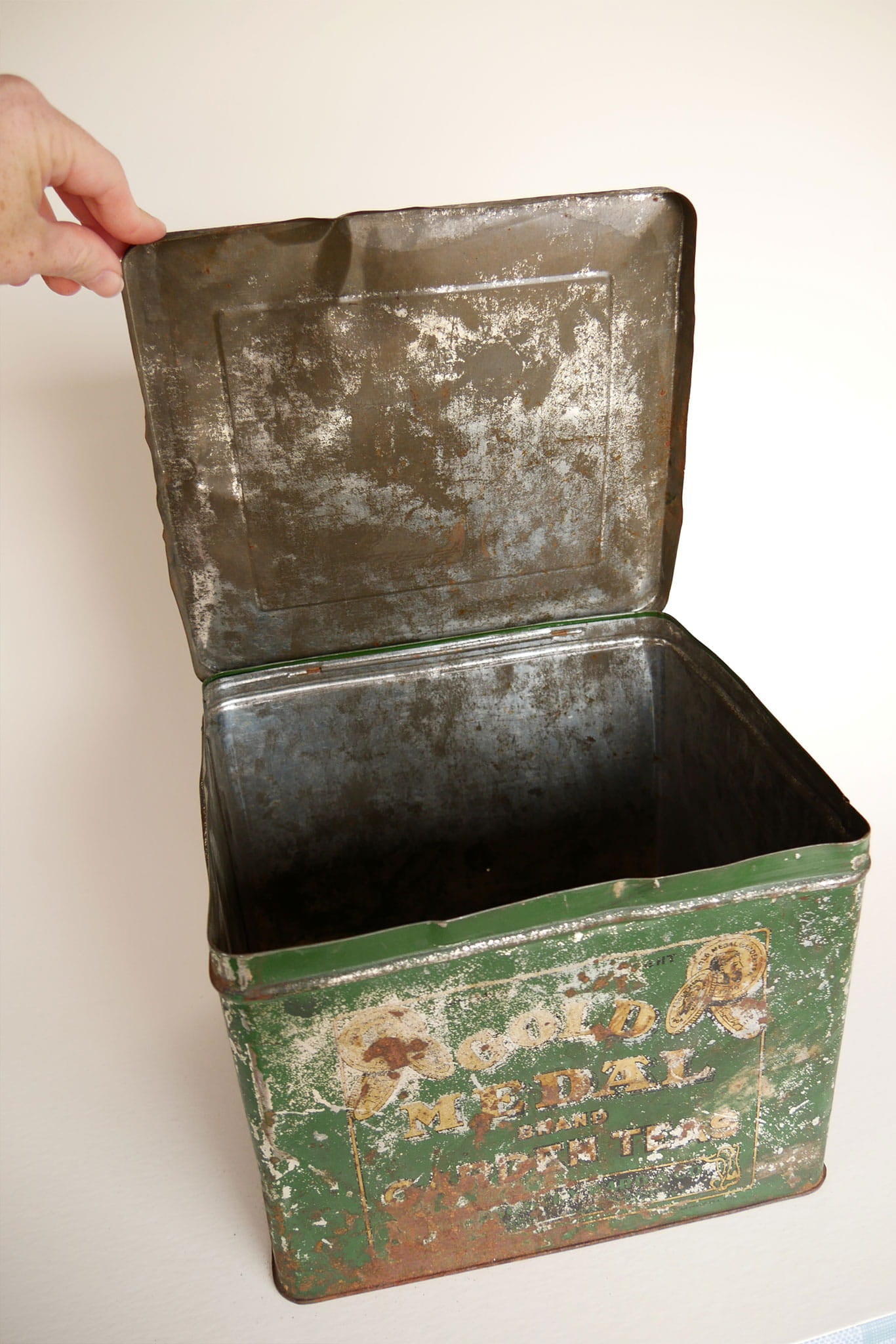 Large Vintage Gold Metal Garden Teas Green Tin, Vintage TEa Tins, Vintage Green Tins, LArge Rustic Green Tin Boxes, Vintage Tins, Primitive Green Tea Tins, Vintage Home Decor