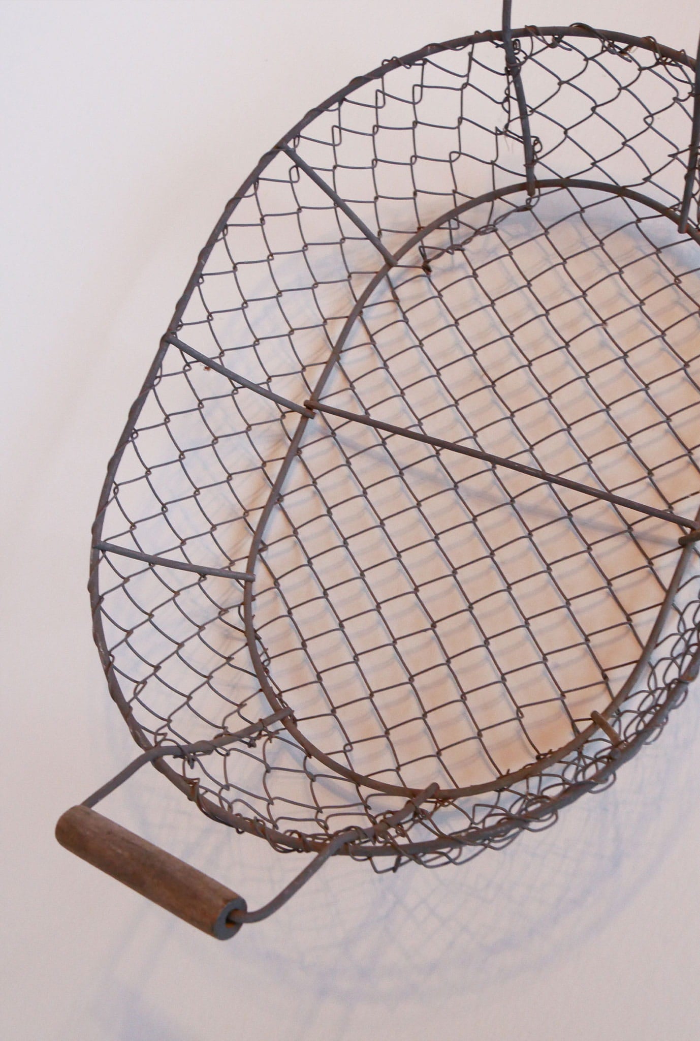 Vintage Rustic Wood Handle Wire Oval Basket Tray, Farmhouse Wire Basket, Vintage Chicken Wire Basket, Vintage Wire Basket, Vintage Farmhouse Baskets, Vintage Wire Basket Wood Handle Tray, VIntage Home Decor