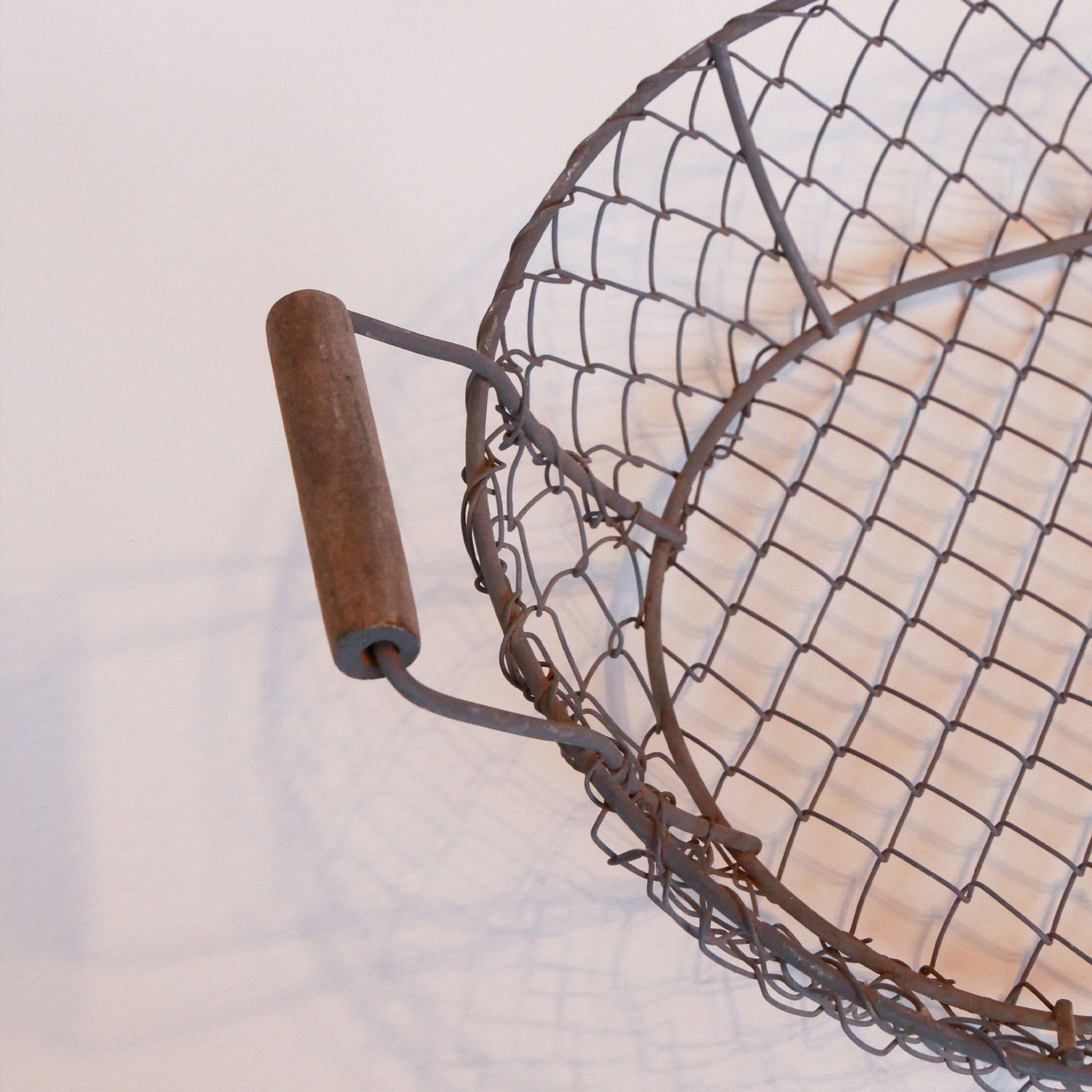Vintage Rustic Wood Handle Wire Oval Basket Tray, Farmhouse Wire Basket, Vintage Chicken Wire Basket, Vintage Wire Basket, Vintage Farmhouse Baskets, Vintage Wire Basket Wood Handle Tray, VIntage Home Decor