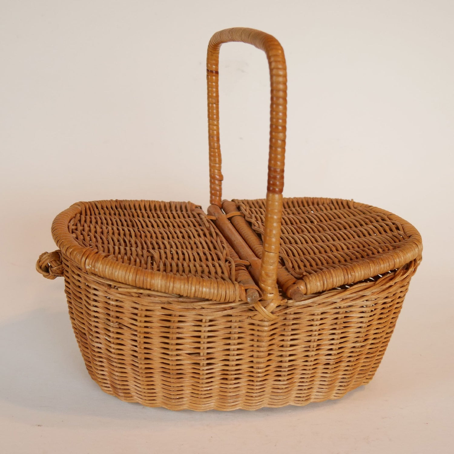 Small Rattan Picnic Basket with a Double-Lid Design, Vintage Picnic Basket, Vintage Farmhouse Basket, Vintage Wicker BAskets, Vintage Home Decor, Vintage Cottage Decor