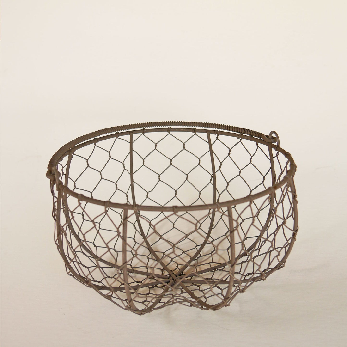 Small Round Metal Egg Basket with Handle, Farmhouse Decor, Vintage Wire Basket, Vintage Egg Basket, Vintage Egg Gathering Basket, VIntage Chicken Wire Basket with Handle, Farmhouse Wire Basket