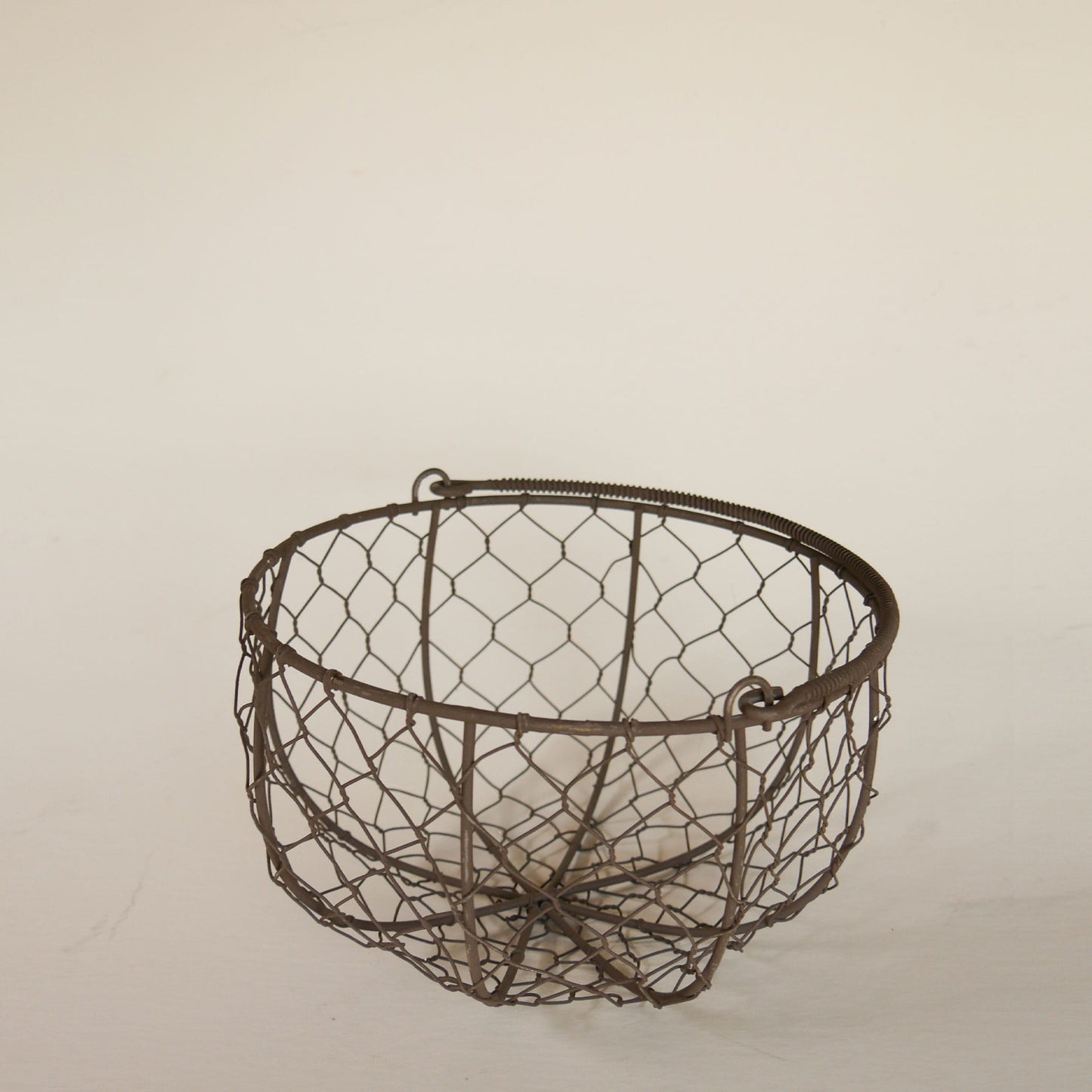 Small Round Metal Egg Basket with Handle, Farmhouse Decor, Vintage Wire Basket, Vintage Egg Basket, Vintage Egg Gathering Basket, VIntage Chicken Wire Basket with Handle, Farmhouse Wire Basket