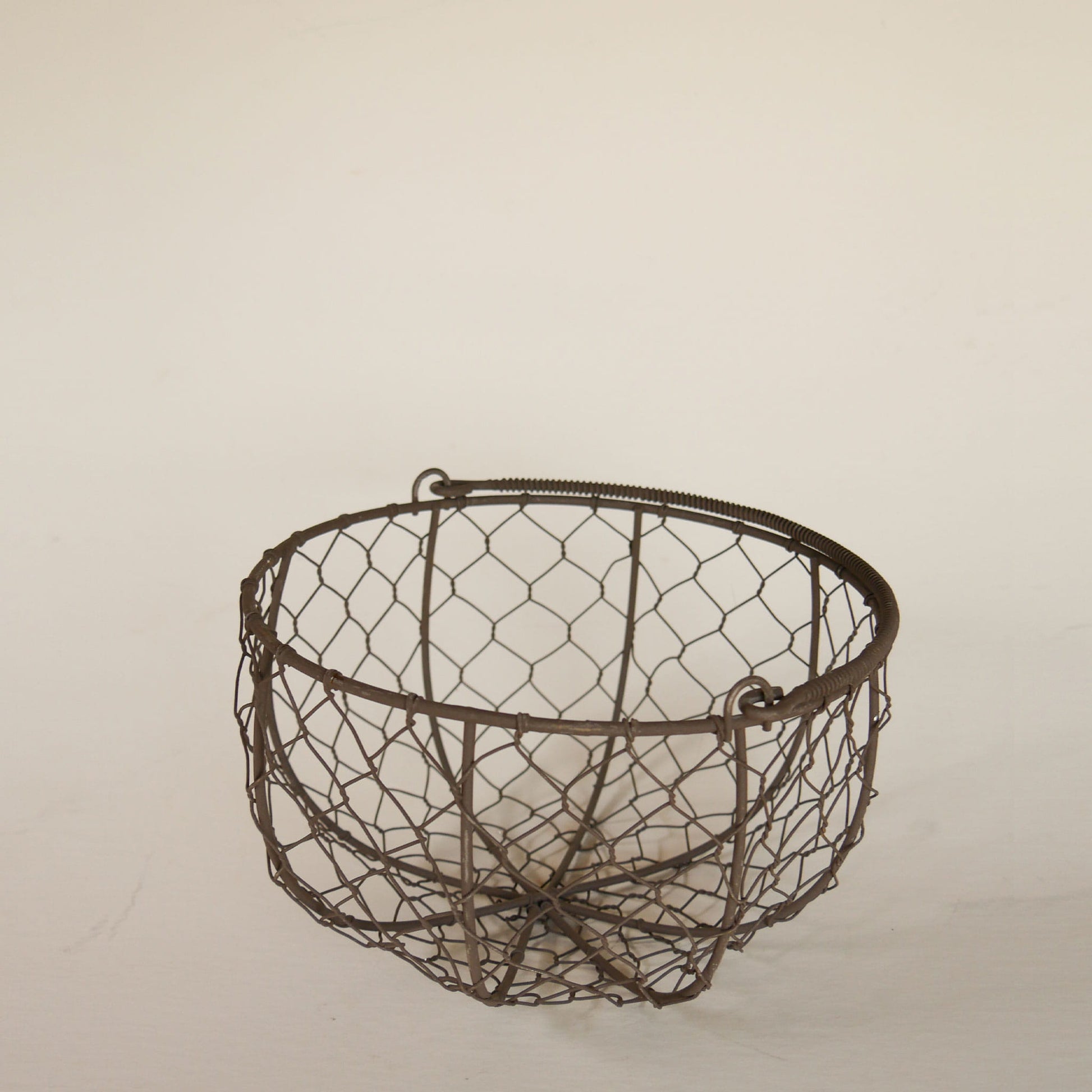 Small Round Metal Egg Basket with Handle, Farmhouse Decor, Vintage Wire Basket, Vintage Egg Basket, Vintage Egg Gathering Basket, VIntage Chicken Wire Basket with Handle, Farmhouse Wire Basket