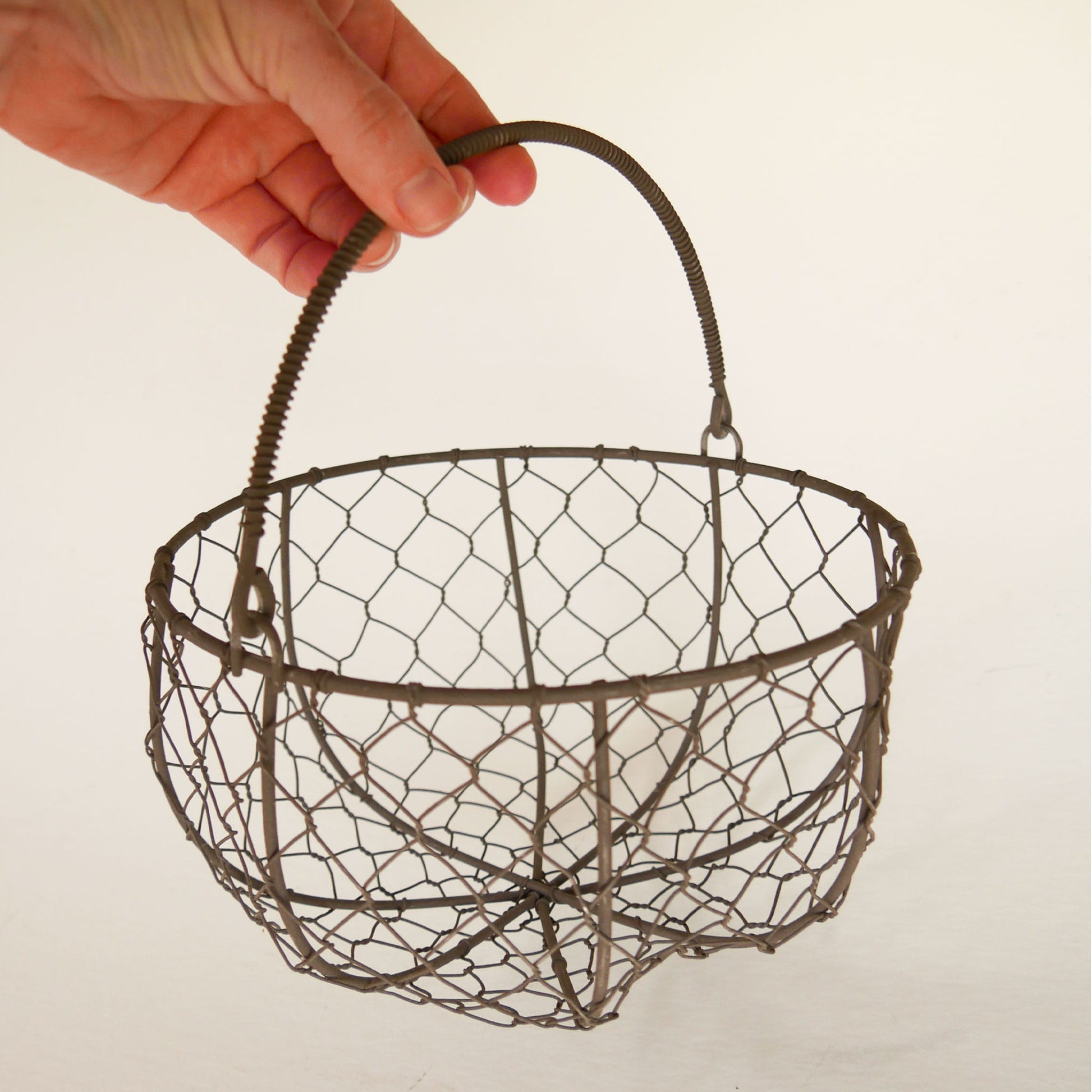 Small Round Metal Egg Basket with Handle, Farmhouse Decor, Vintage Wire Basket, Vintage Egg Basket, Vintage Egg Gathering Basket, VIntage Chicken Wire Basket with Handle, Farmhouse Wire Basket