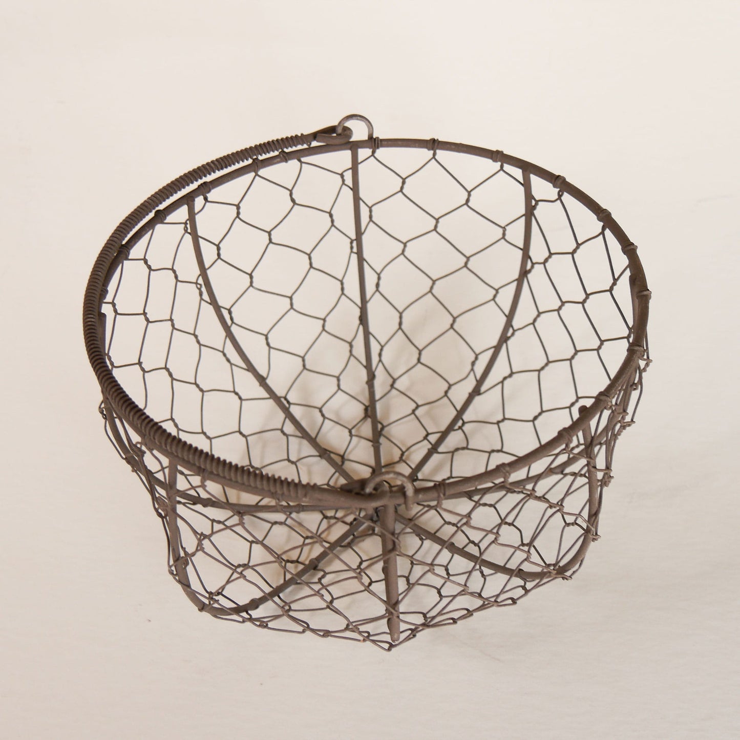 Small Round Metal Egg Basket with Handle, Farmhouse Decor, Vintage Wire Basket, Vintage Egg Basket, Vintage Egg Gathering Basket, VIntage Chicken Wire Basket with Handle, Farmhouse Wire Basket