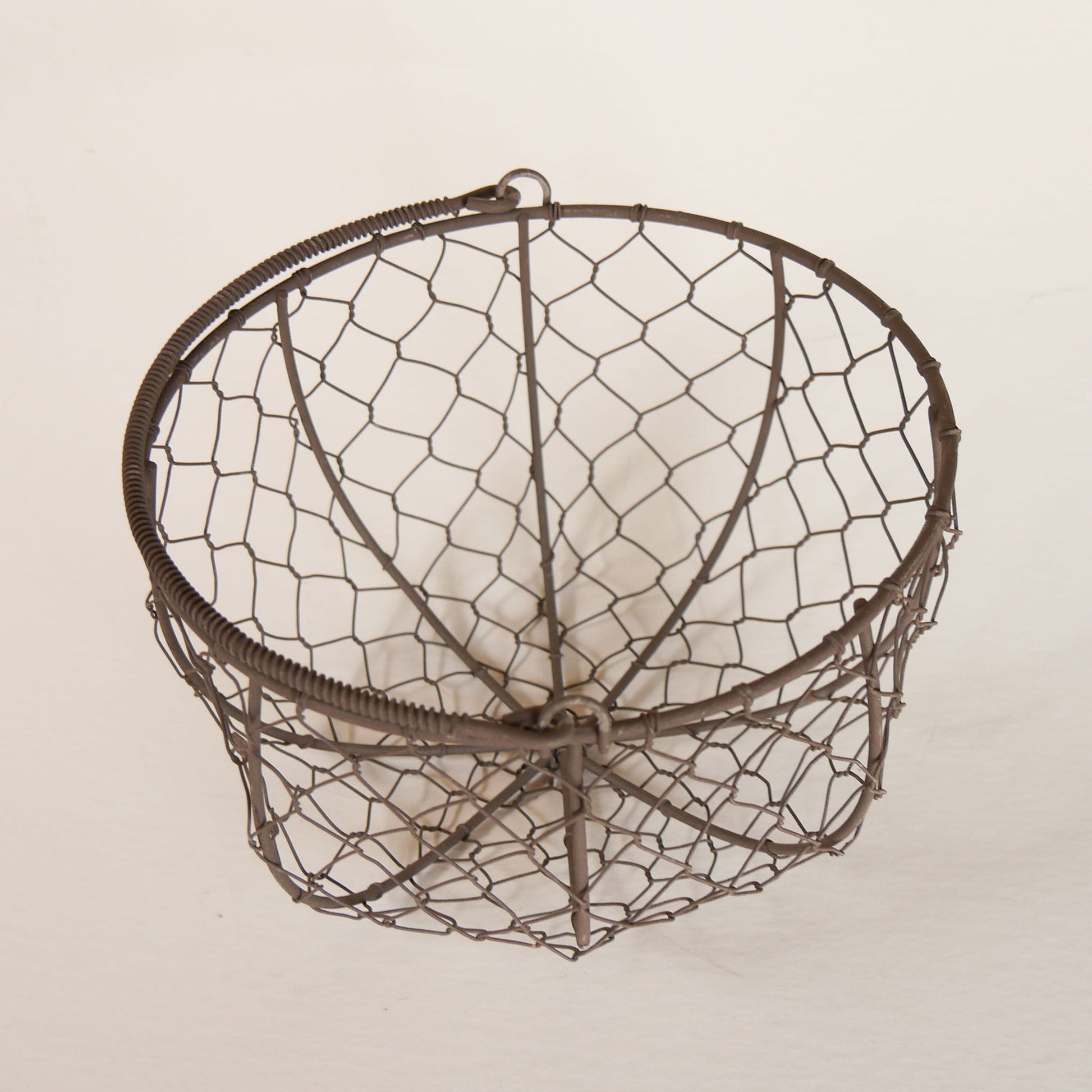 Small Round Metal Egg Basket with Handle, Farmhouse Decor, Vintage Wire Basket, Vintage Egg Basket, Vintage Egg Gathering Basket, VIntage Chicken Wire Basket with Handle, Farmhouse Wire Basket