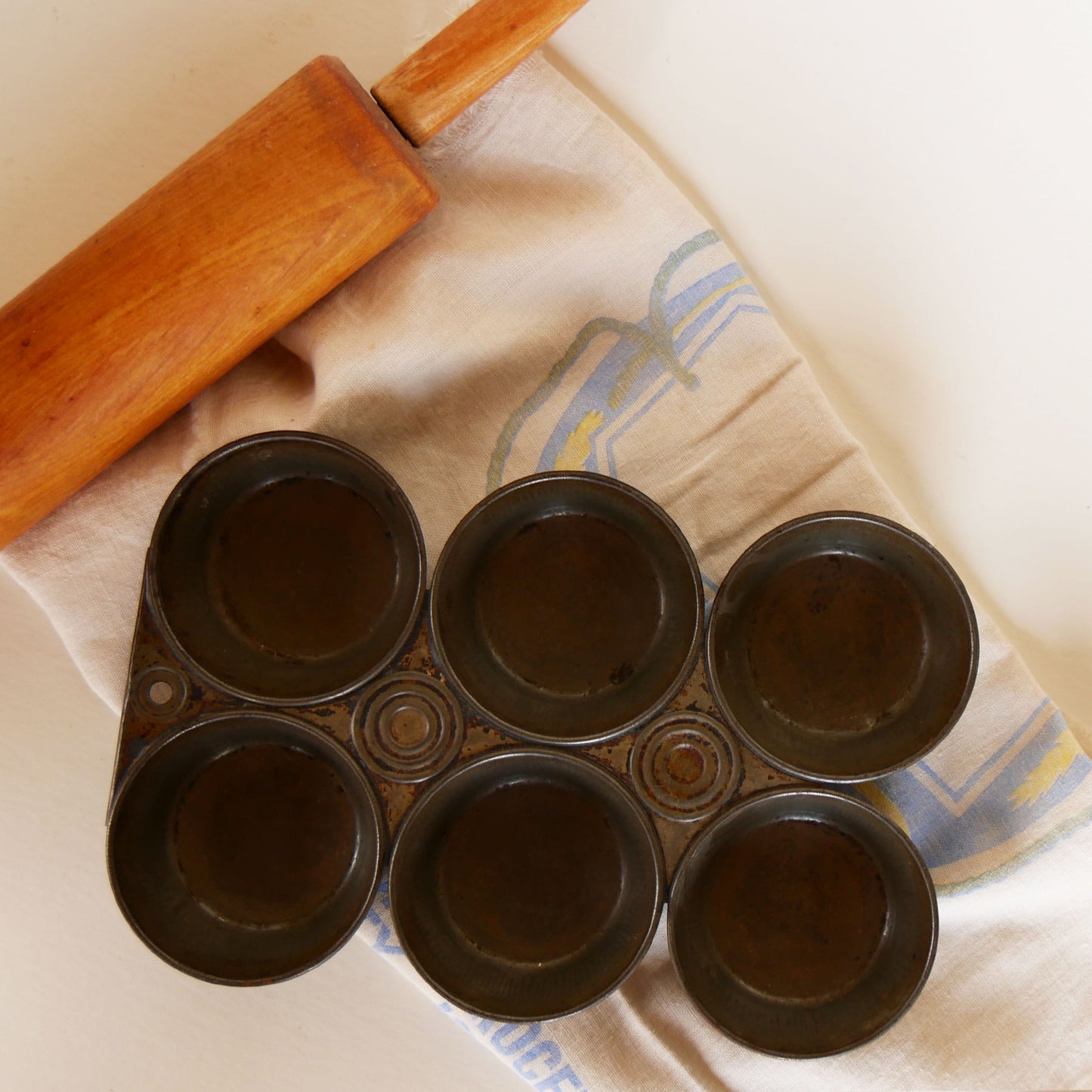 Vintage 6-Cup Muffin Pan, Farmhouse Kitchen Decor, Vintage Farmhouse Decor, Vintage Muffin Pan, Vintage Cupcake Pan, Vintage 6-Cup Muffin Tray, Vintage Muffin Tin