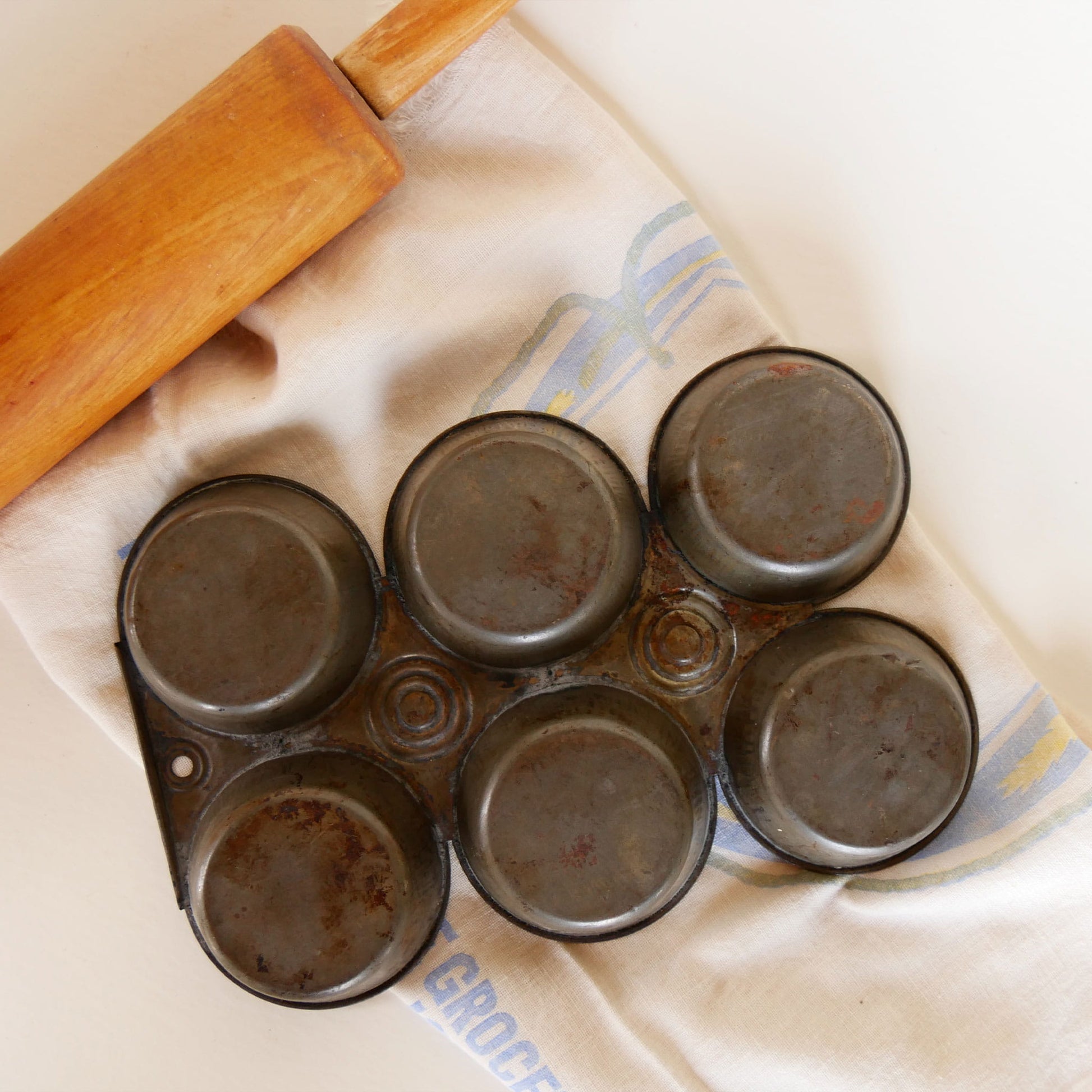 Vintage 6-Cup Muffin Pan, Farmhouse Kitchen Decor, Vintage Farmhouse Decor, Vintage Muffin Pan, Vintage Cupcake Pan, Vintage 6-Cup Muffin Tray, Vintage Muffin Tin