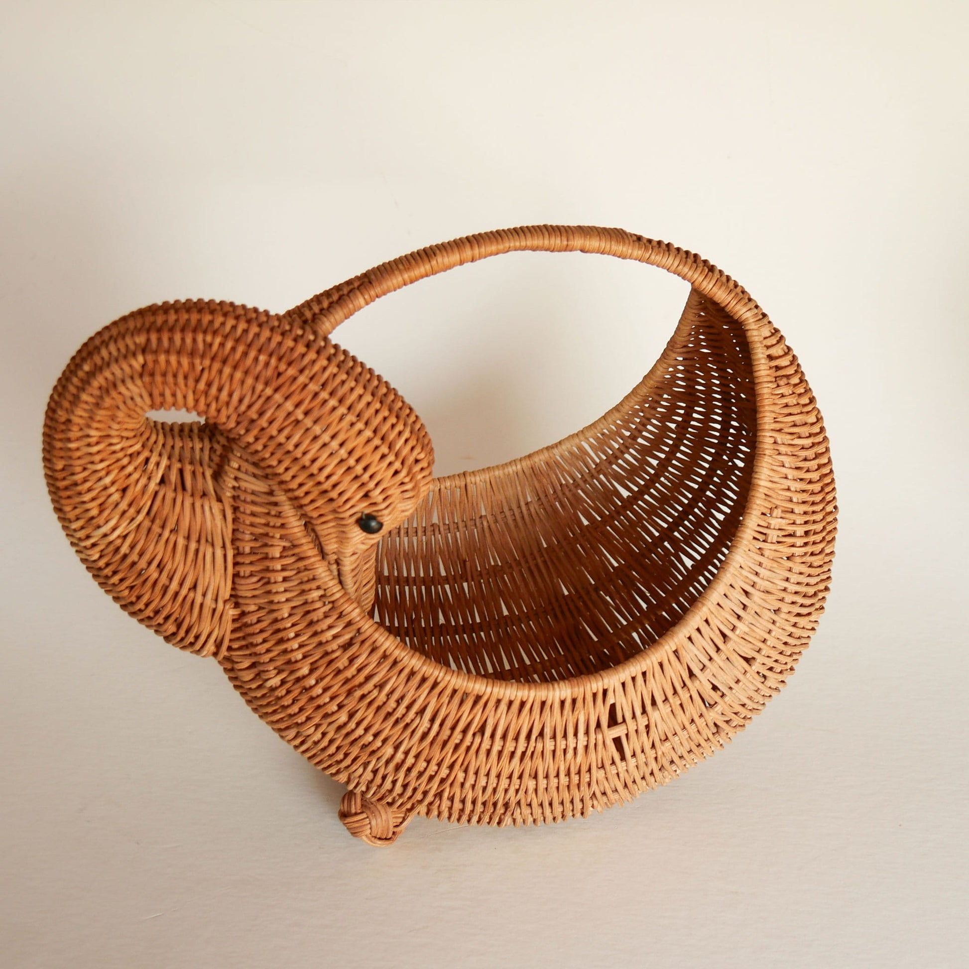 Vintage Wicker Swan Basket, Swan Wicker Basket, Wicker Bird BAsket, Bird Shaped Basket, Vintage Bird Shaped Basket, Vintage Cottagecore Basket, Vintage Cottage Basket