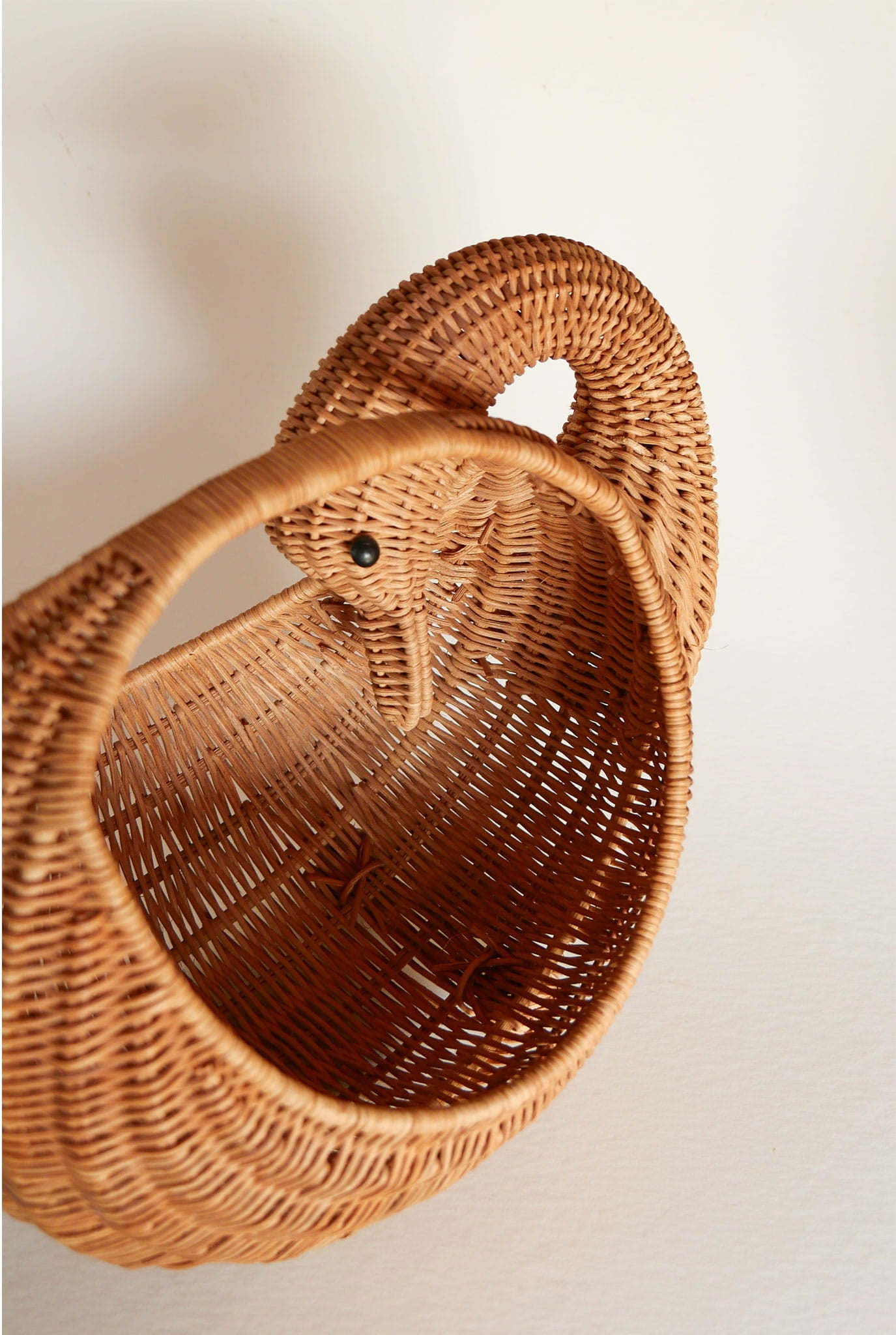 Vintage Wicker Swan Basket, Swan Wicker Basket, Wicker Bird BAsket, Bird Shaped Basket, Vintage Bird Shaped Basket, Vintage Cottagecore Basket, Vintage Cottage Basket