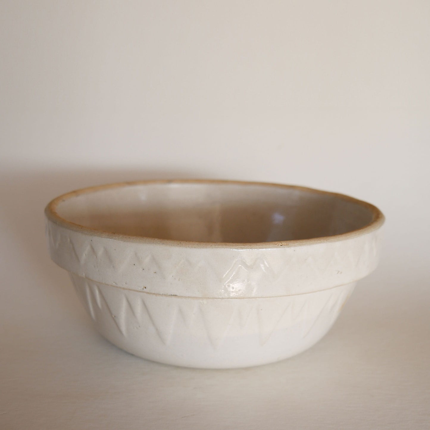 9in Antique Ruckels White Hall stoneware bowl,  Vintage Ruckels Bowl, Vintage Crock Bowl, Stoneware Salt Glaze Bowl, Salt Glazed Crock Bowl, Vintage Stoneware Bread Bowl, Vintage Kitchen Decor, Primitive Stoneware, Primtive Salt Glaze Bowl, Vintage Beige Stoneware Bowl