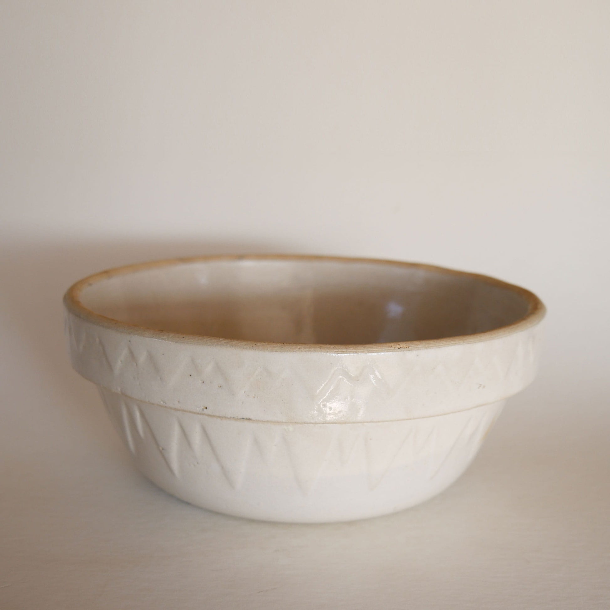 9in Antique Ruckels White Hall stoneware bowl,  Vintage Ruckels Bowl, Vintage Crock Bowl, Stoneware Salt Glaze Bowl, Salt Glazed Crock Bowl, Vintage Stoneware Bread Bowl, Vintage Kitchen Decor, Primitive Stoneware, Primtive Salt Glaze Bowl, Vintage Beige Stoneware Bowl