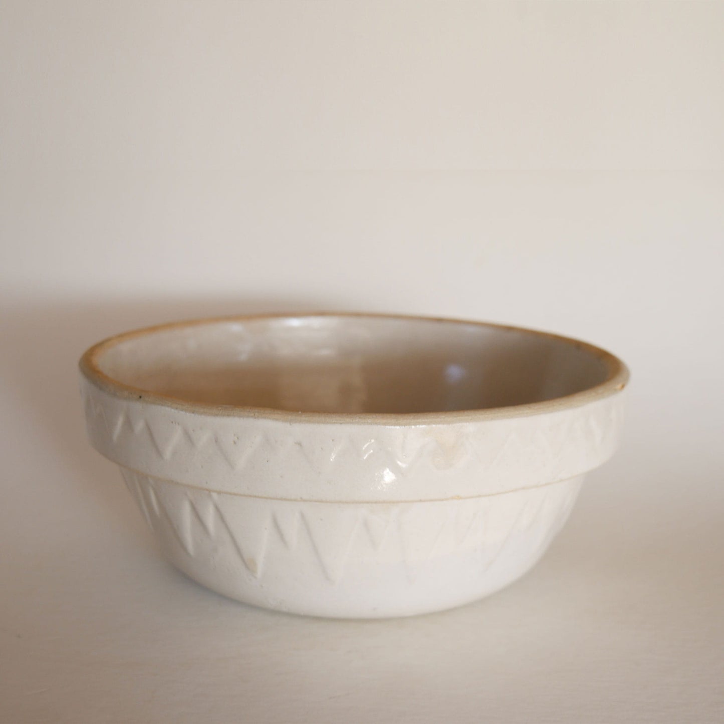 9in Antique Ruckels White Hall stoneware bowl,  Vintage Ruckels Bowl, Vintage Crock Bowl, Stoneware Salt Glaze Bowl, Salt Glazed Crock Bowl, Vintage Stoneware Bread Bowl, Vintage Kitchen Decor, Primitive Stoneware, Primtive Salt Glaze Bowl, Vintage Beige Stoneware Bowl