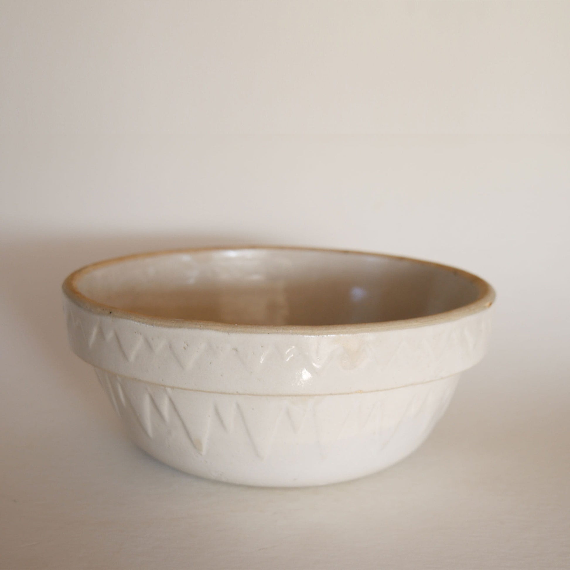 9in Antique Ruckels White Hall stoneware bowl,  Vintage Ruckels Bowl, Vintage Crock Bowl, Stoneware Salt Glaze Bowl, Salt Glazed Crock Bowl, Vintage Stoneware Bread Bowl, Vintage Kitchen Decor, Primitive Stoneware, Primtive Salt Glaze Bowl, Vintage Beige Stoneware Bowl