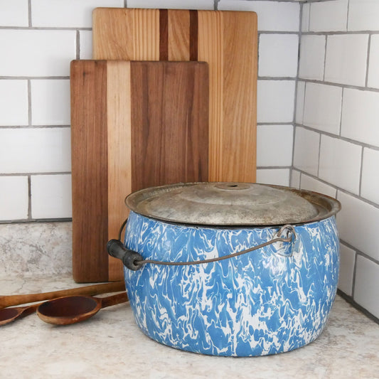 Vintage Large Blue and Whtie Swirl Graniteware Pot and Lid, Vintage Kitchen Decor, Vintage Blue and White Metal Pot, Vintage Blue Kitchen Decor, Blue and White Swirl Metal Post, Vintage HOme Decor